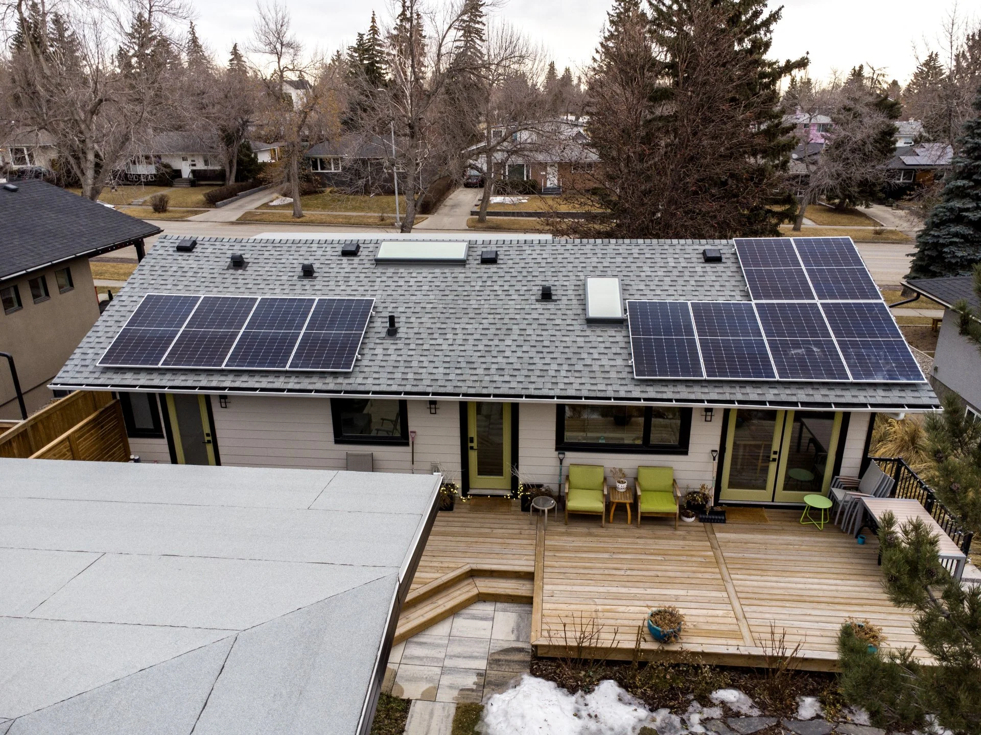 Harvesting rooftop rays in Canada's oil capital