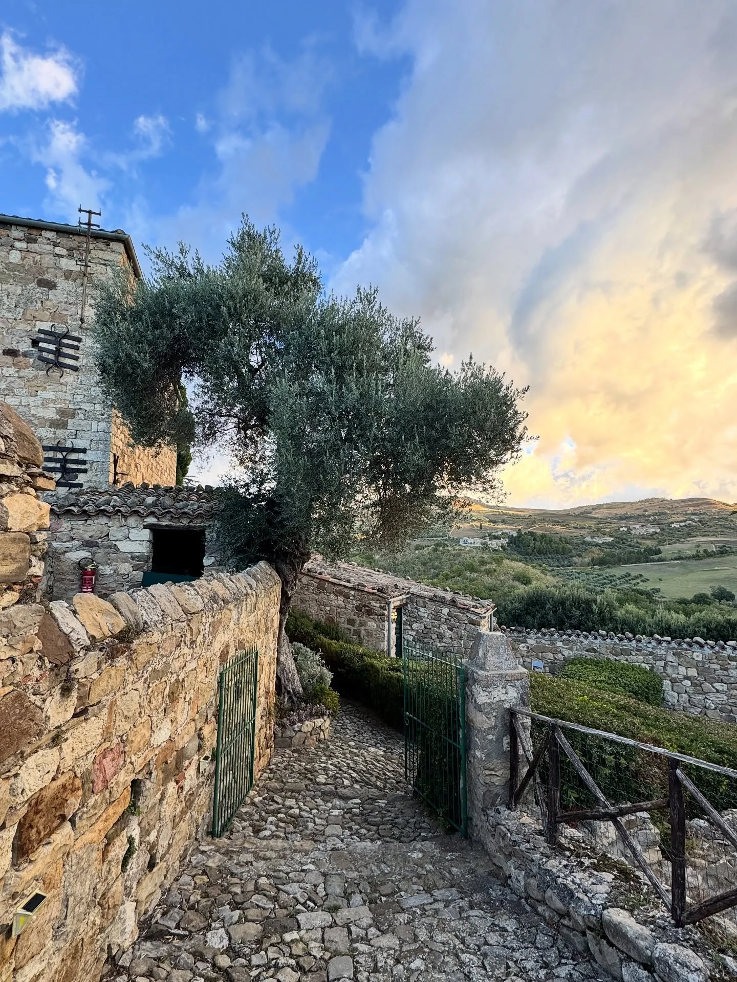 🇮🇹 𝐒𝐢𝐜𝐢𝐥𝐲 𝐫𝐞𝐭𝐫𝐞𝐚𝐭 𝐩𝐚𝐫𝐭 𝐈&thinsp;&thinsp;
&thinsp;&thinsp;
I have to begin the Sicily recap with a special shout out to the masseria that is our home base for our weeklong adventure and to the wonderful staff that embraces us with 