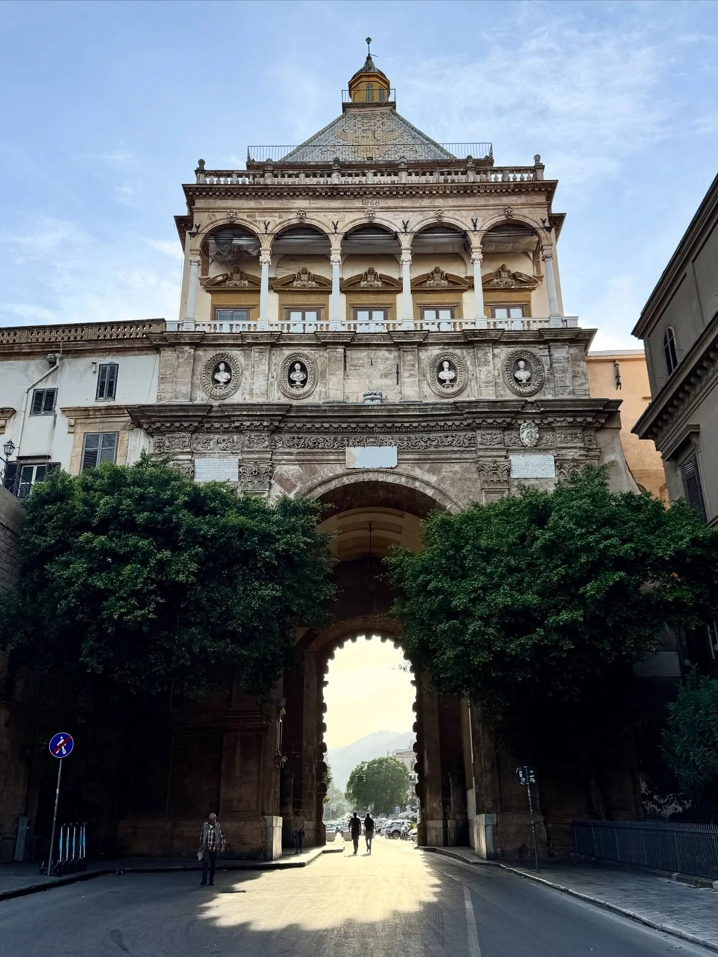 🇮🇹 𝐒𝐢𝐜𝐢𝐥𝐲 Adventure 𝐩𝐚𝐫𝐭 𝐈𝐕&thinsp;
&thinsp;&thinsp;
𝐏𝐚𝐥𝐞𝐫𝐦𝐨, Sicily&rsquo;s capital. &thinsp;
&thinsp;
Around every corner are examples of Arab, Norman, Spanish, Byzantine, and Roman architecture and influence. This diversity is