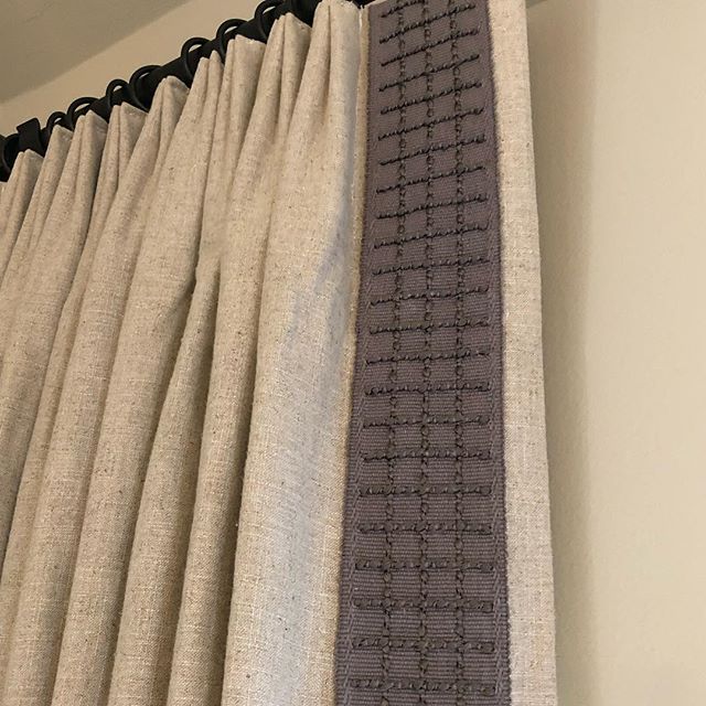 It&rsquo;s always fun to add some chunky trim to simple linen drapery panels......❤️❤️#customdrapery #customworkroom #itsallinthedetails #happycustomer