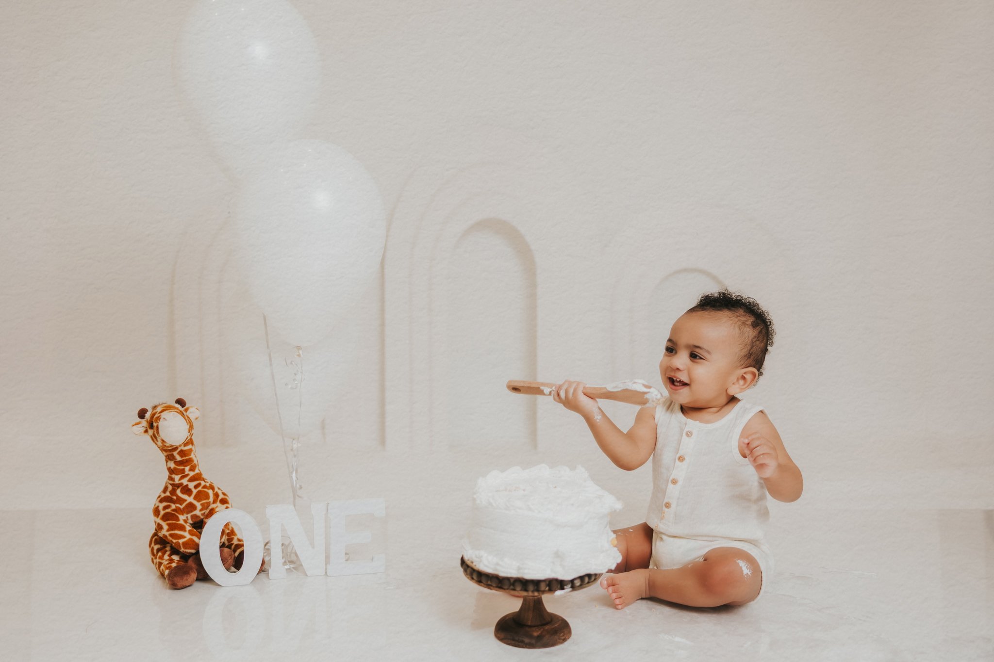 baby boy simple aesthetic white arch cake smash brampton photographer-11.jpg