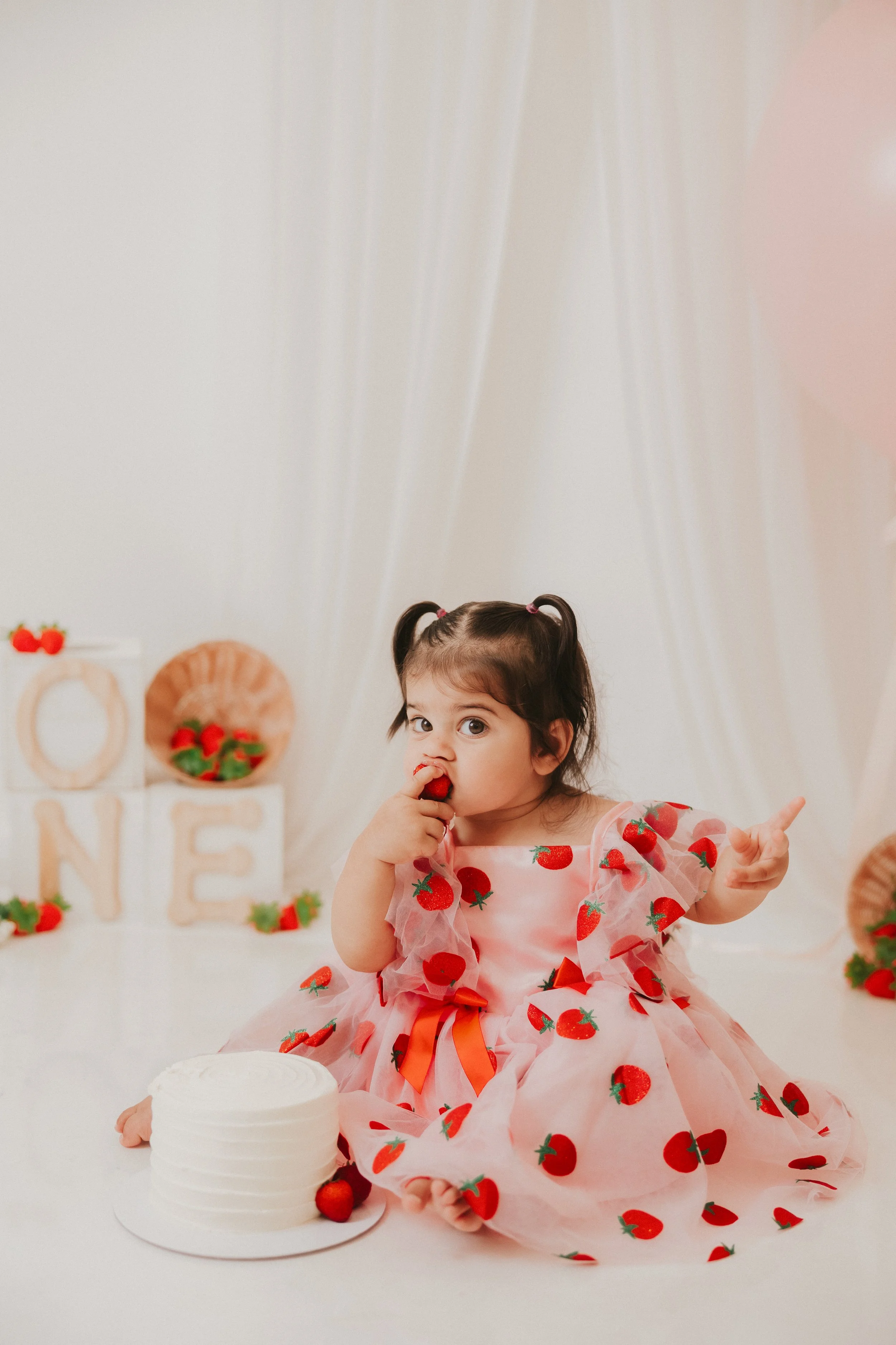 strawberry cake smash brampton photographer-5.jpg