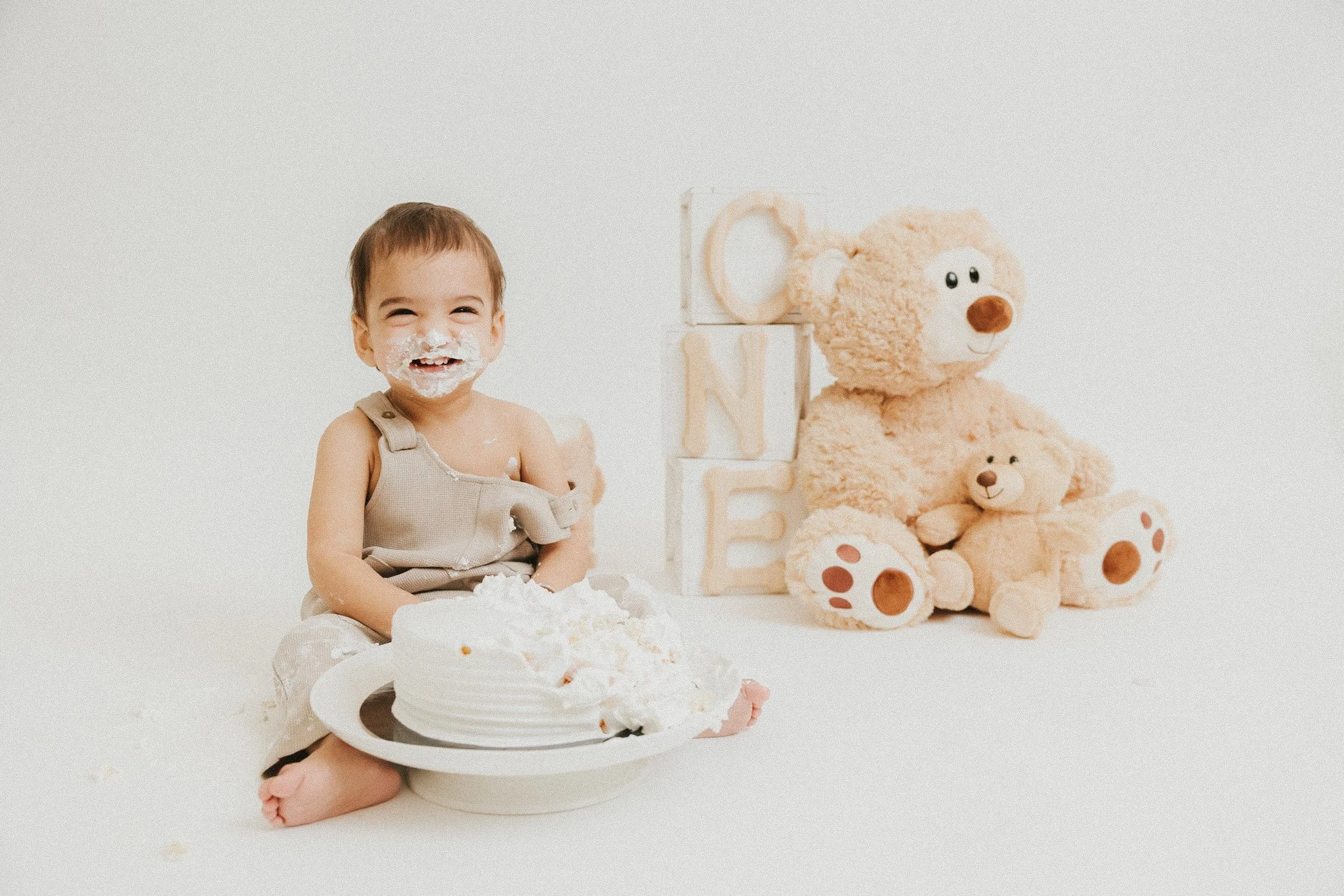teddy bear aesthetics cake smash brampton photographer-18.jpg
