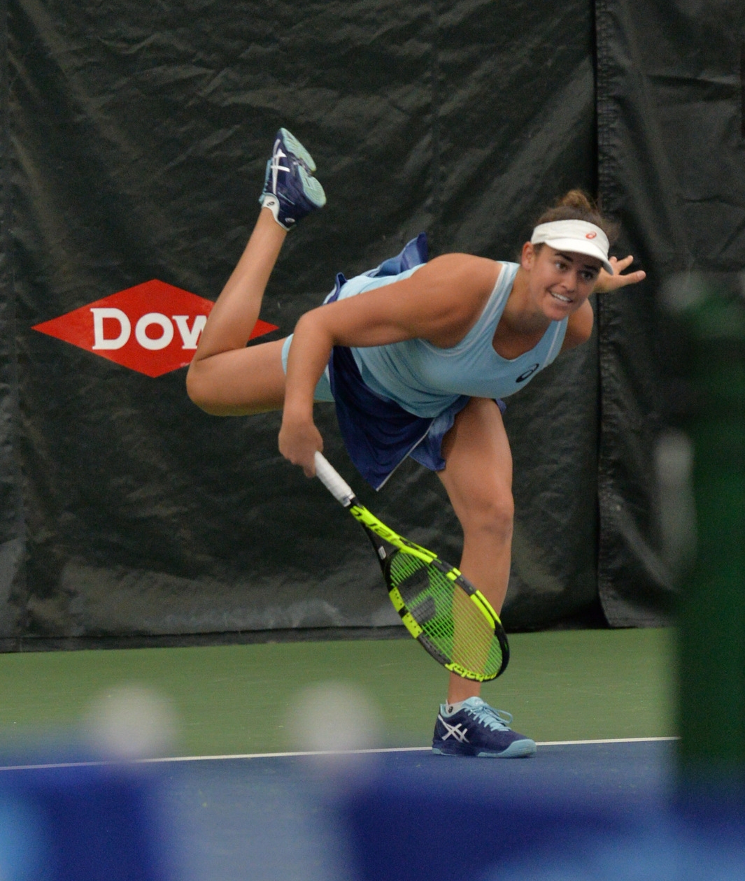 JENNIFER BRADY ADVANCES TO SECOND ROUND OF DOW TENNIS CLASSIC