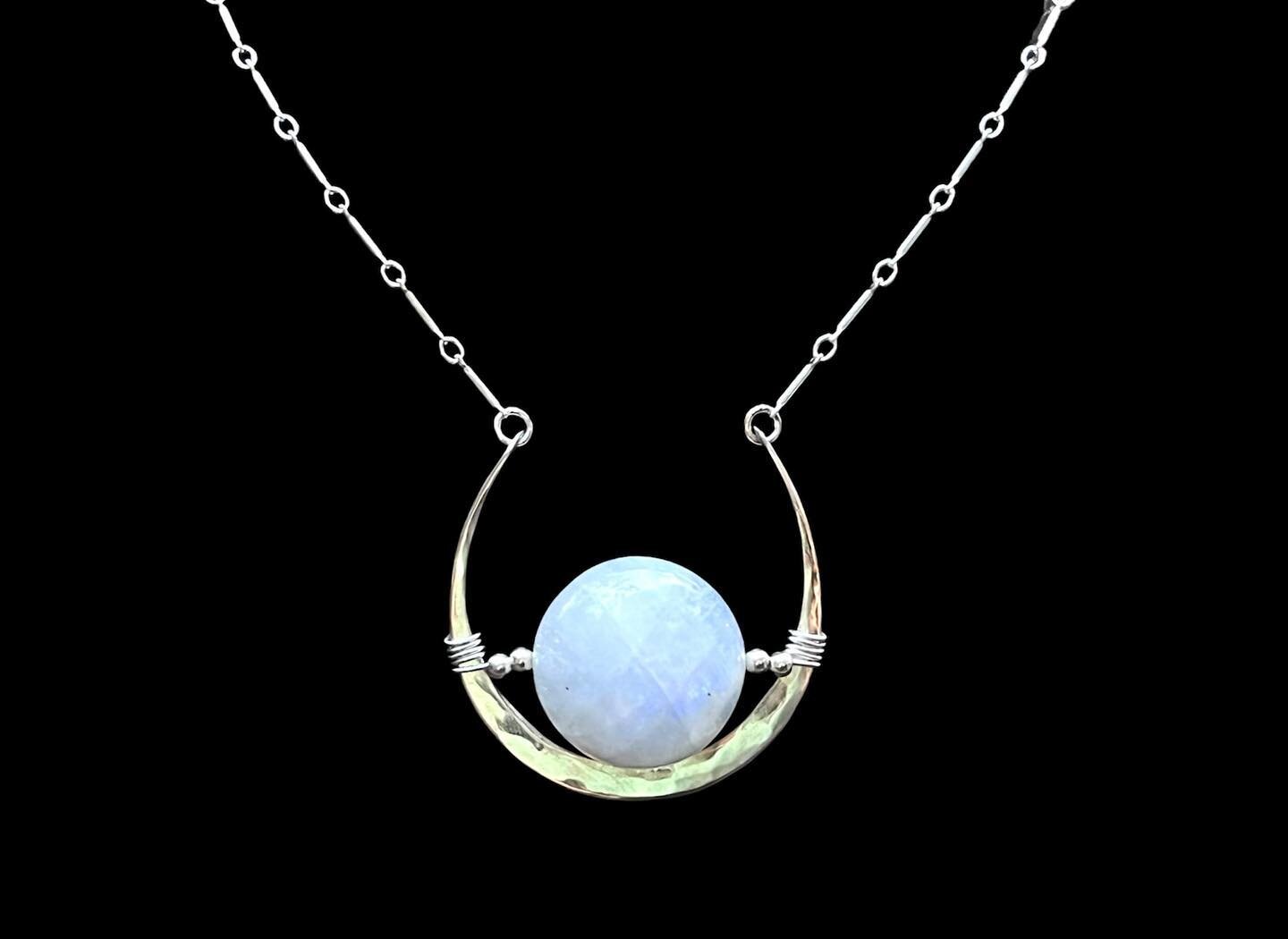 M🌝🌝N STONE

👁 Moonstone is a stone of mystery. It has often been associated with the feminine because of its ability to enhance the intuitive side of the mind and its connection to the moon &amp; her cycles.

🌙 For men, it helps with the expressi