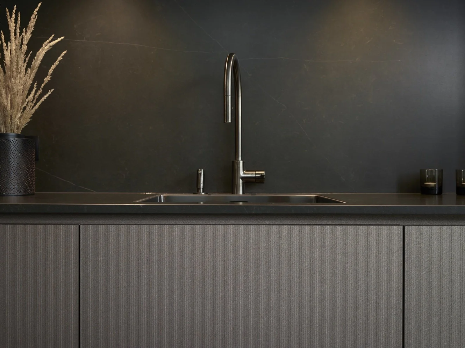 lovingwoodz-donkere keuken-minimalistisch.jpg