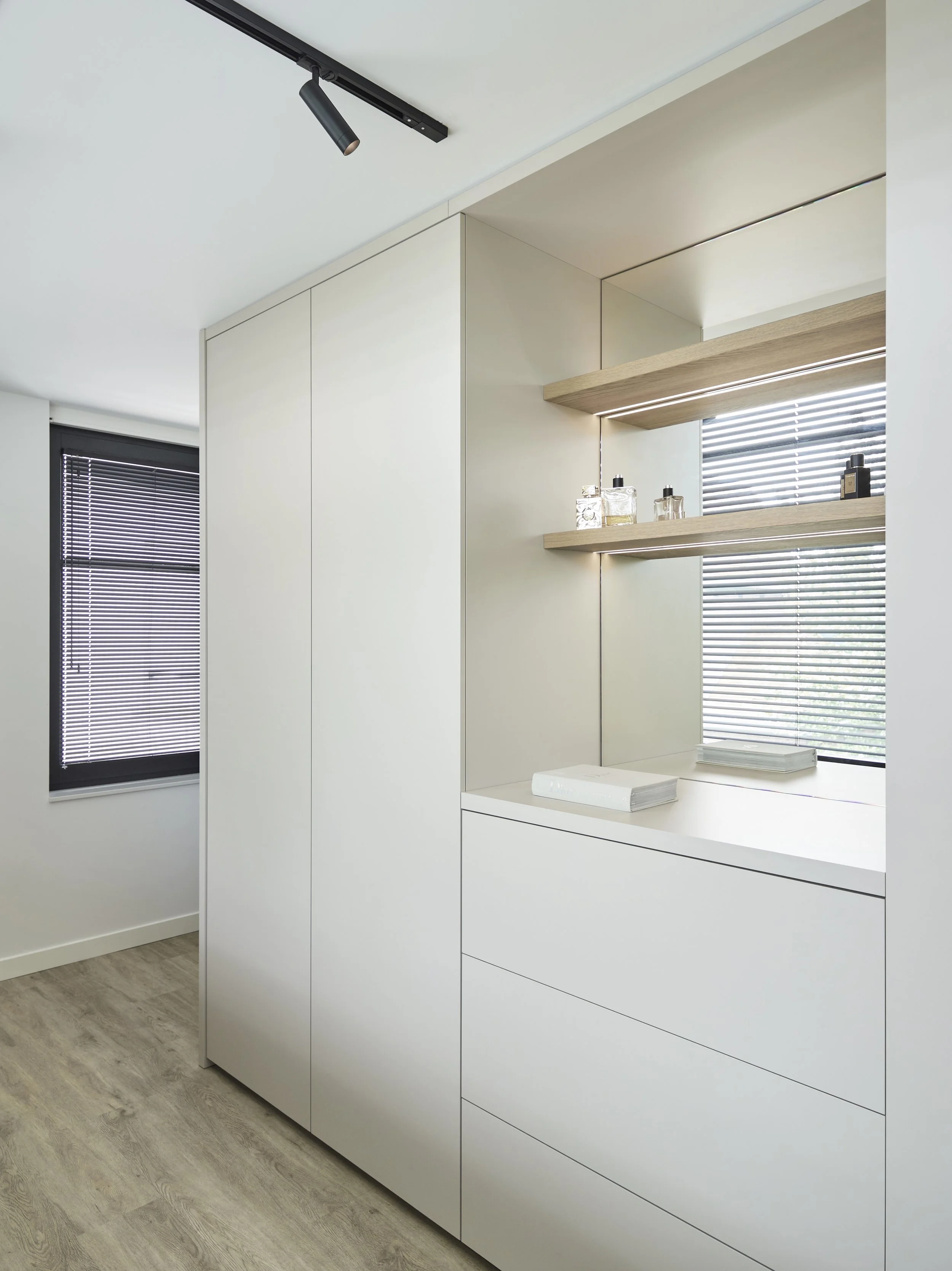 lovingwoodz-kleedkamerinterieur-exclusieveslaapkamers.jpg