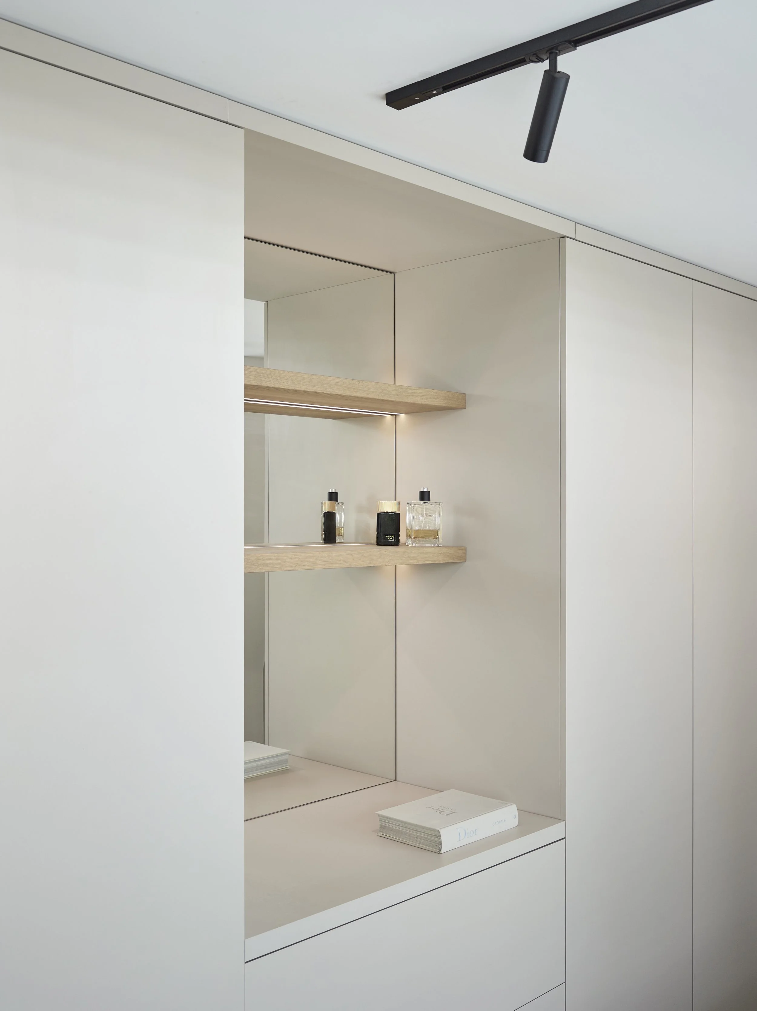 lovingwoodz-kleedkamer-walkincloset.jpg
