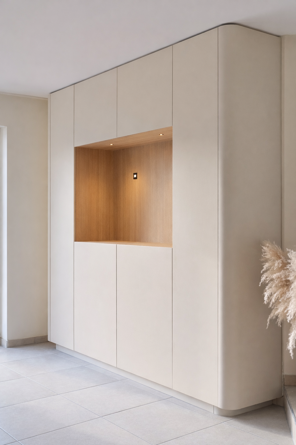 Moderne zandkleurige kast met houten nis.png