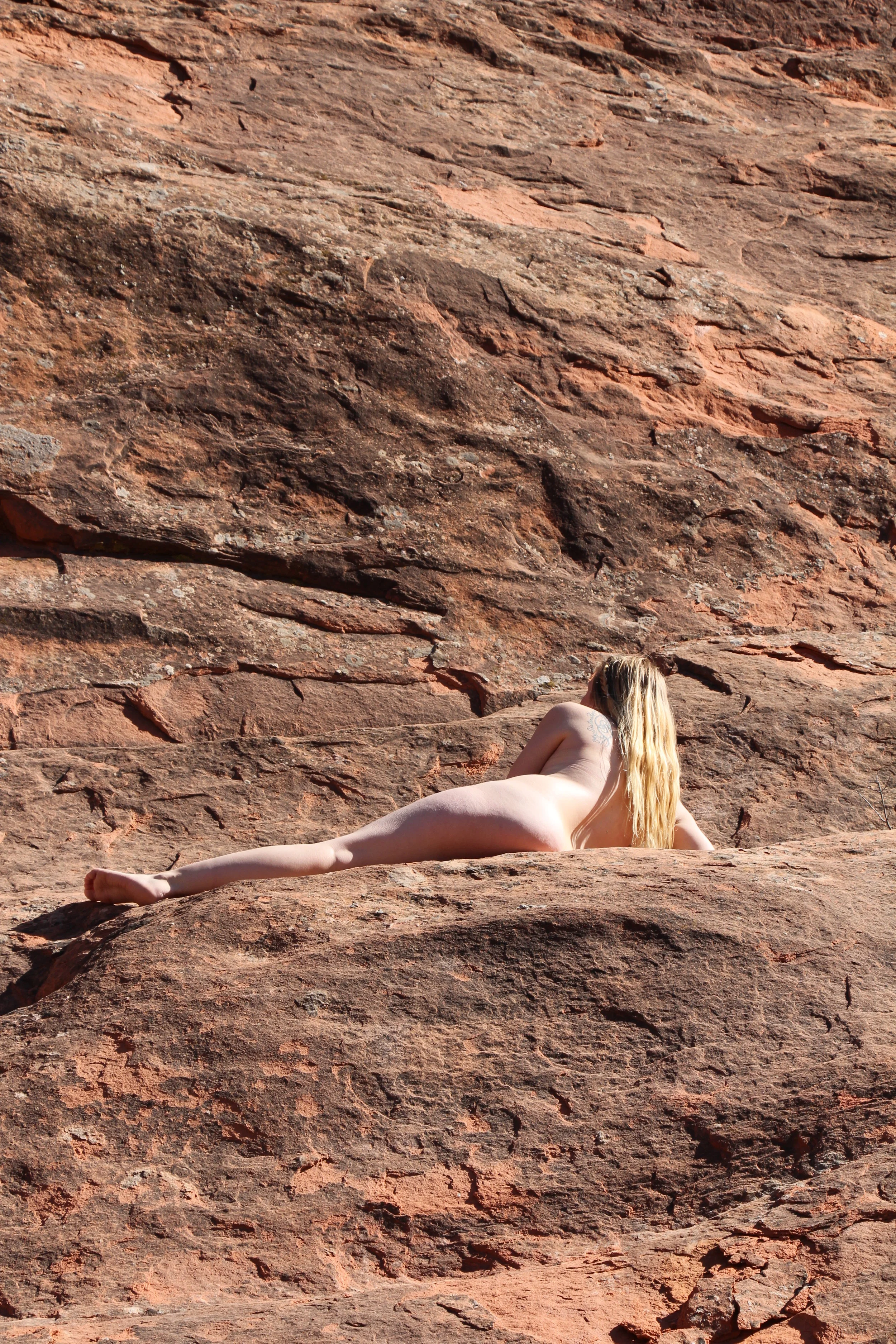 ZAli Redrocks Lying down close.JPG