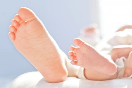 19115231_S_infant_baby_feet_adult_blanket_toes_arch_heel.jpg