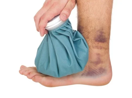 9650036_S_sprained_ankle_male_ice_pack_foot_bruise.jpg