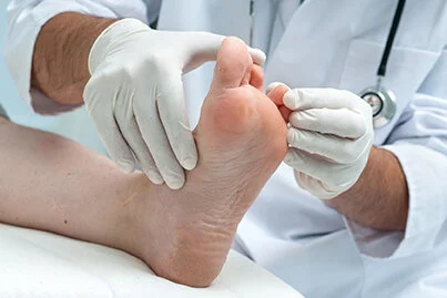 29766672_S_Scleroderma_Toes_Doctor_Feet_Examine.jpg