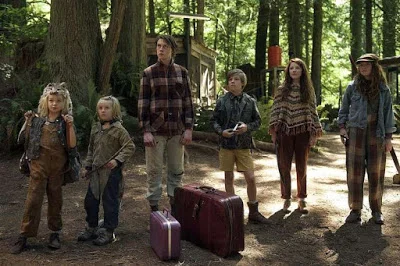 Shree Crooks, Charlie Shotwell, George MacKay, Nicholas Hamilton, Samantha Isler, and Annalise Basso in Captain Fantastic