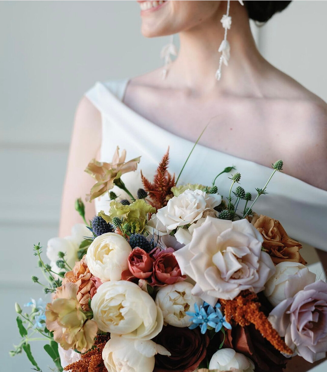 Celebrating the first Floral Friday of the new year with this lovely bouquet by Starflower! ​​​​​​​​
​​​​​​​​
​​​​​​​​
Featured on @greenweddingshoes​​​​​​​​
Coordination &amp; Design: @gatherevents​​​​​​​​
Photographer: @carloshernandezphoto​​​​​​​​