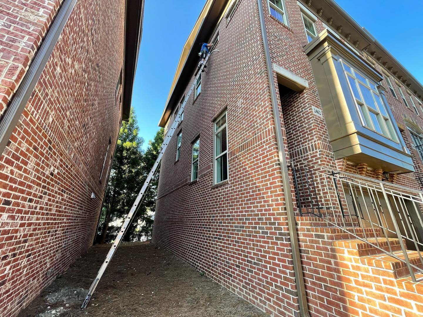 High windows? No problem #windowcleaning #commercialwindowcleaning #residentialwindowcleaning #atlanta #suwanee #duluth #buford #buckhead #dunwoody #brookhaven #windowclean #windowcleanersofinstagram #windowinteriors #homeimprovement #windowcleaners 