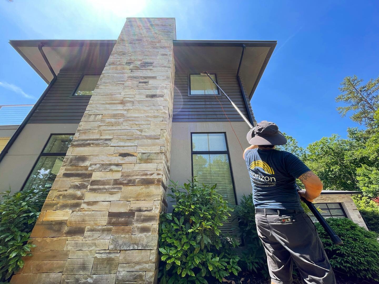 Deionized water makes your glass sparkle ✨ #windowcleaning #commercialwindowcleaning #residentialwindowcleaning #atlanta #suwanee #duluth #buford #buckhead #dunwoody #brookhaven #windowclean #windowcleanersofinstagram #windowinteriors #homeimprovemen