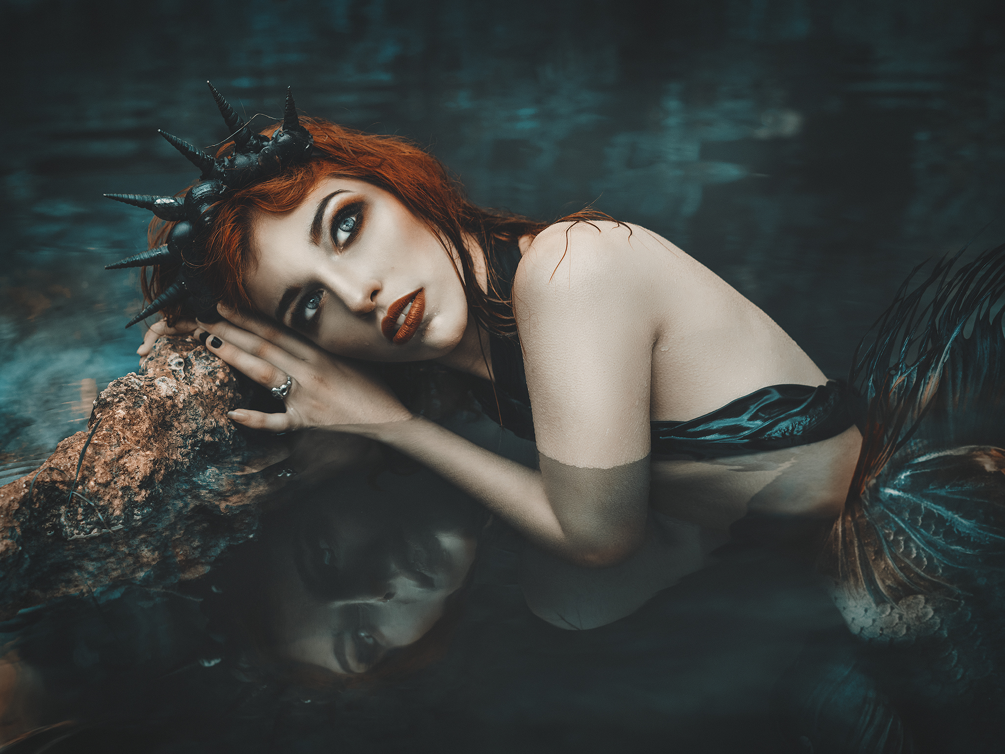 Y aquí está la sirena acabada, a Iris le va a encantar, ella adora las sirenas y ser una, se que es uno de sus sueñosA mi personalmente es un ser que me fascina, hay tantos relatos y tanta mitología sobre ello y realmente es todo tan dispar que me atrapa y quiero hacer mil sirenas jajajaja. Además tenemos que hacer me merezca la pena el frio que ha pasado la pobre en el agua. Modelo: Iris Tortajada Maquillaje y estilismo: Bárbara Navarro Asistente: Sergio Mangas Fotografía y edición: Rebeca Saray con Pentax 645Z