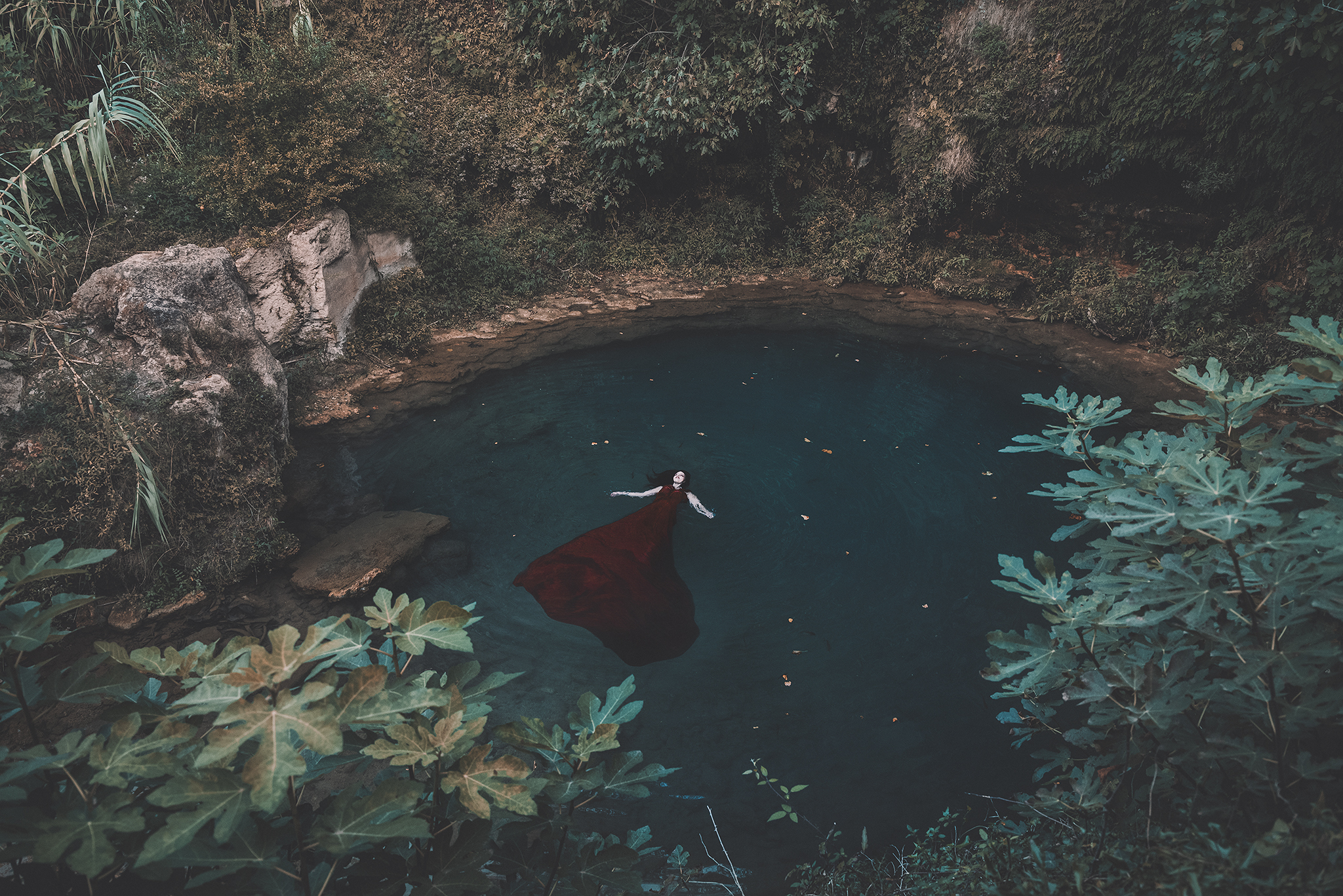 Este lugar era tan inspirador.... hacía mucho tiempo que tenía en mente hacer algo así y gracias a Barbara Navarro estaá rozando la irrealidad... Se me ocurren tantas palabras para aconpañar esta imagen... Pero en esta ocasión prefiero que os dejéis llevar por lo que os cuente vuestro corazón al observarla. Yo me veo reflejada.. Y como siempre el rojo inunda mi corazón Modelo, maquillaje y estilismo: Bárbara Navarro Asistente: Sergio Mangas Fotografía y edición: Rebeca Saray con Pentax k1