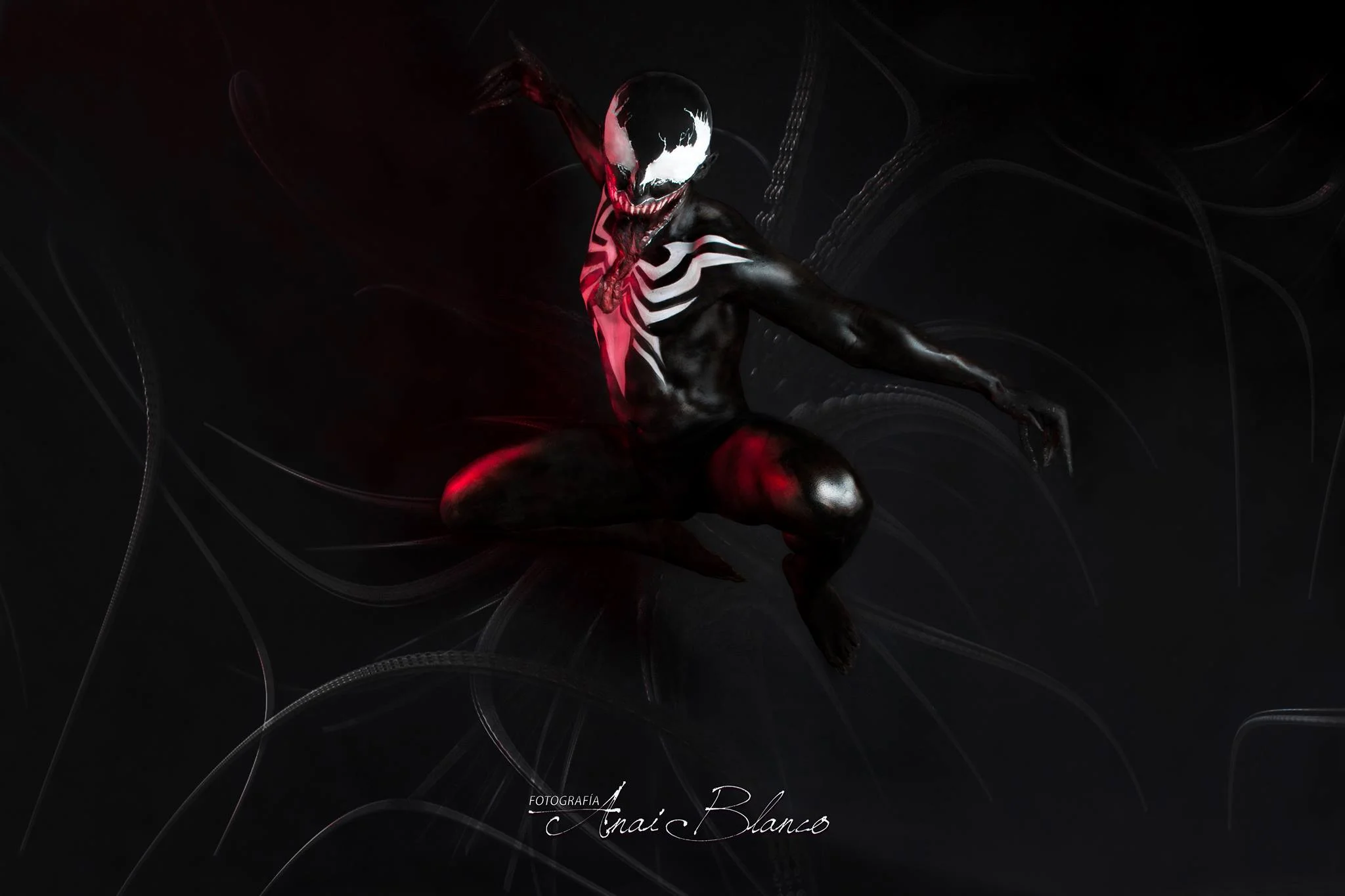 Y no podía faltar Venom Ana Isabel Blanco Díaz lo he recreado de forma magistral :D con ese detalle de luz roja que lo separa del fondo y le da un toque de color. 