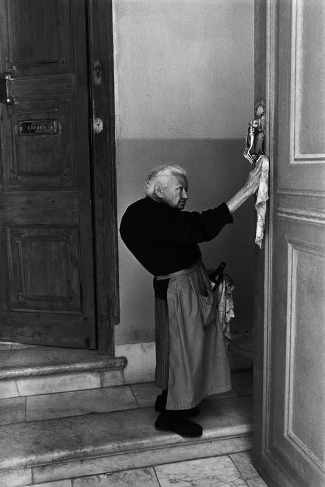 A woman cleans her door. Barcalona, 1976.
