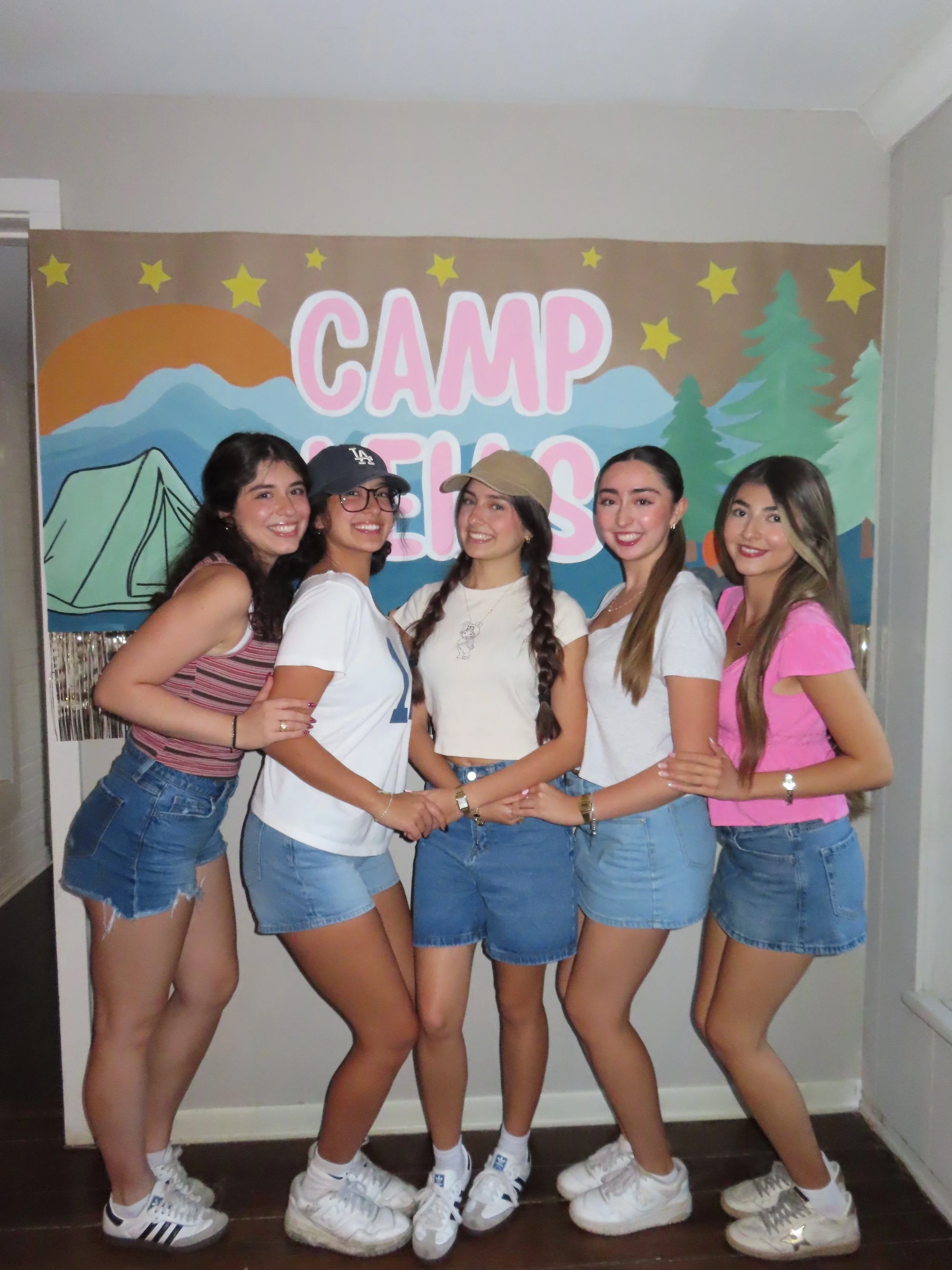 Just a bunch of happy campers 🏕️🌲⭐️🌄
Sisterhood retreat was so sweet!💗

Thank you @drinkryse and @instanthydration !!

#sisterhood #sisterhoodretreat #camping #tamu #tamuleias
