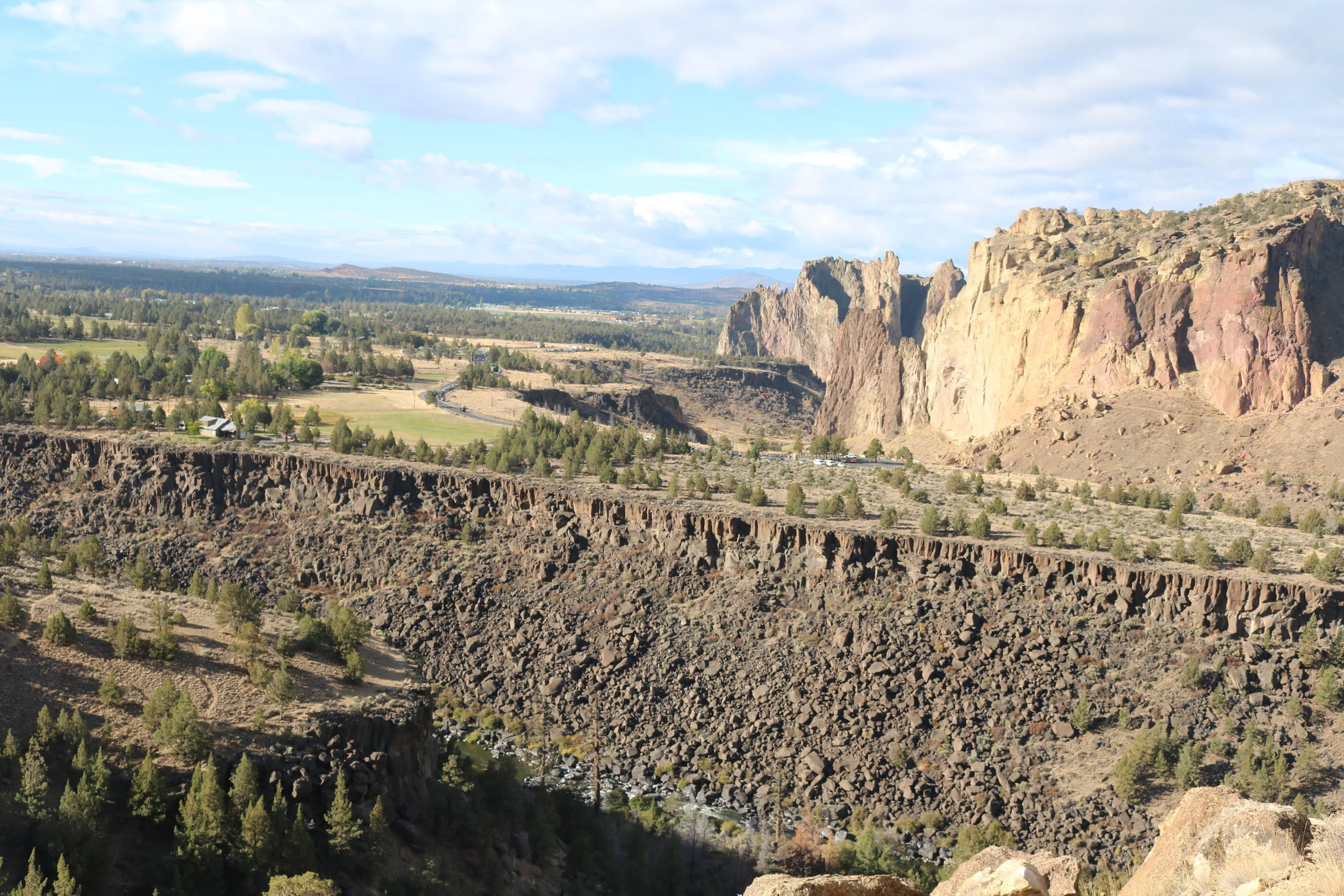 Allí podrás deleitarte de un paisaje único donde tendrás la oportunidad de hacer deportes al aire libre y observar una fauna y flora exuberante.