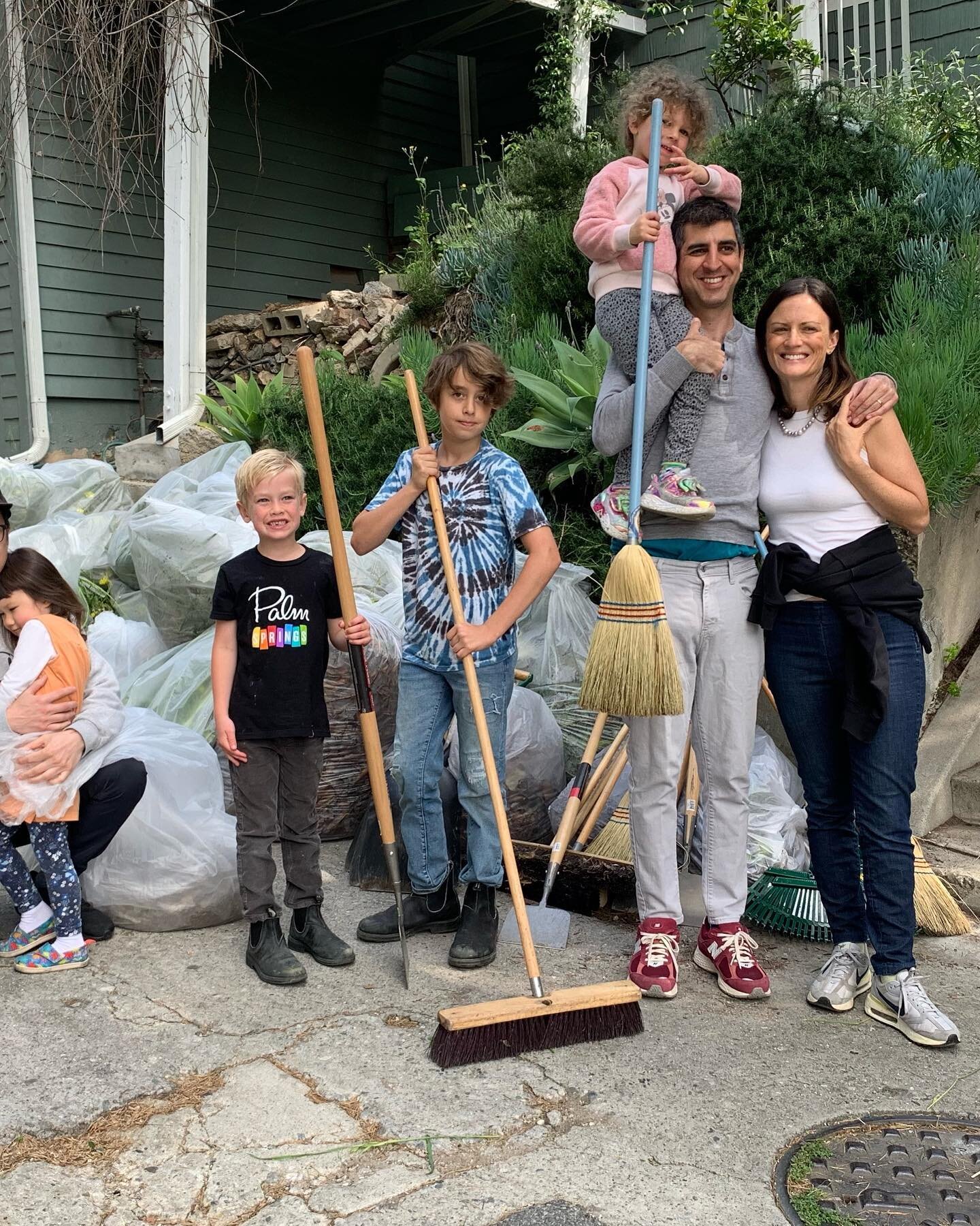 Another successful stair cleanup! Thanks to all the neighbors who came out to help. #fhra #communityfirst #franklinhills #losfeliz #neighborhoodcleanup