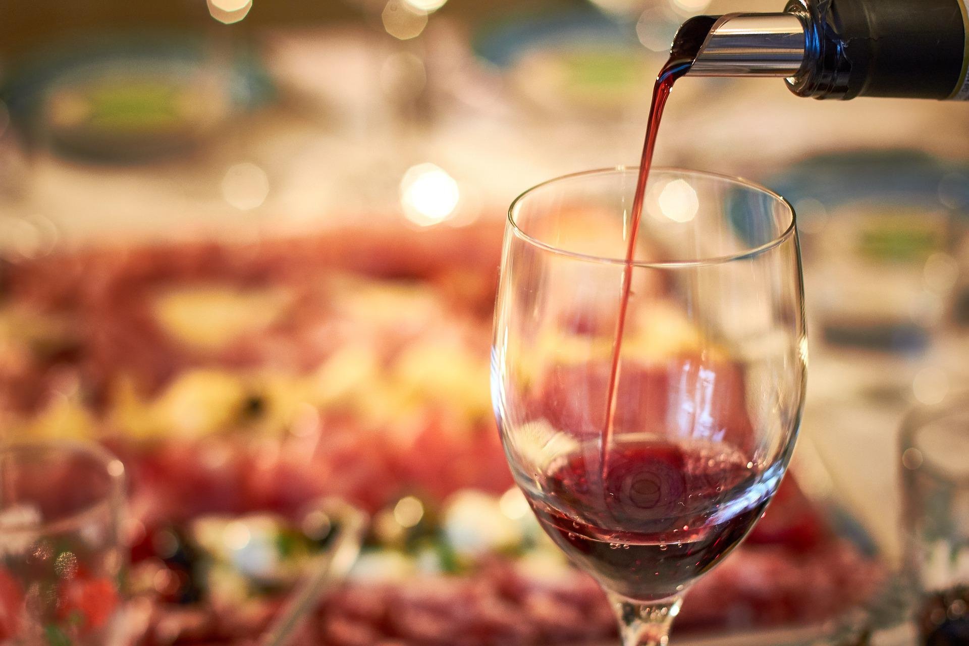 Red wine pour