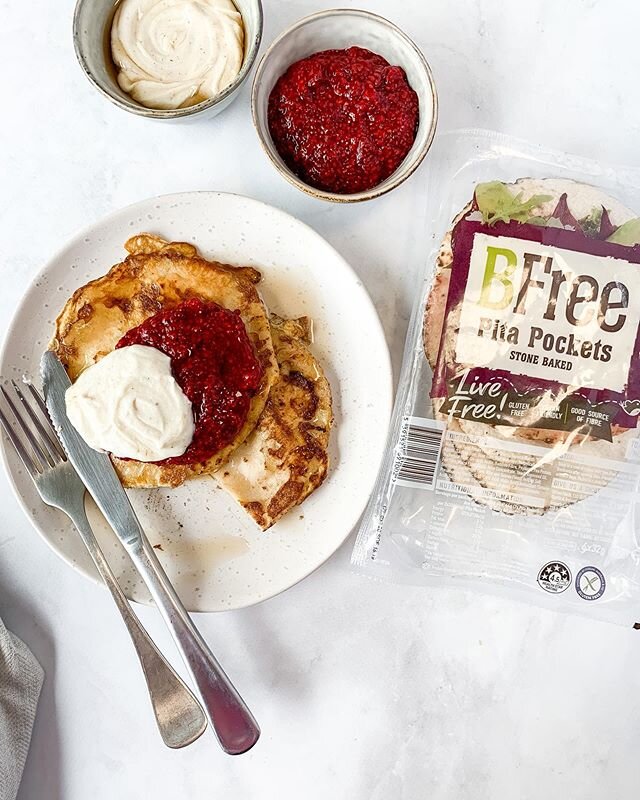 Sunday Brunch ❤️ Gluten free, high fibre, low sugar french toast, done differently ❤️ Raspberry Cheesecake inspired pita French toast
.
Using @bfreefoods gluten free pitas which are high fibre and vegan friendly. This recipe whilst not vegan contains