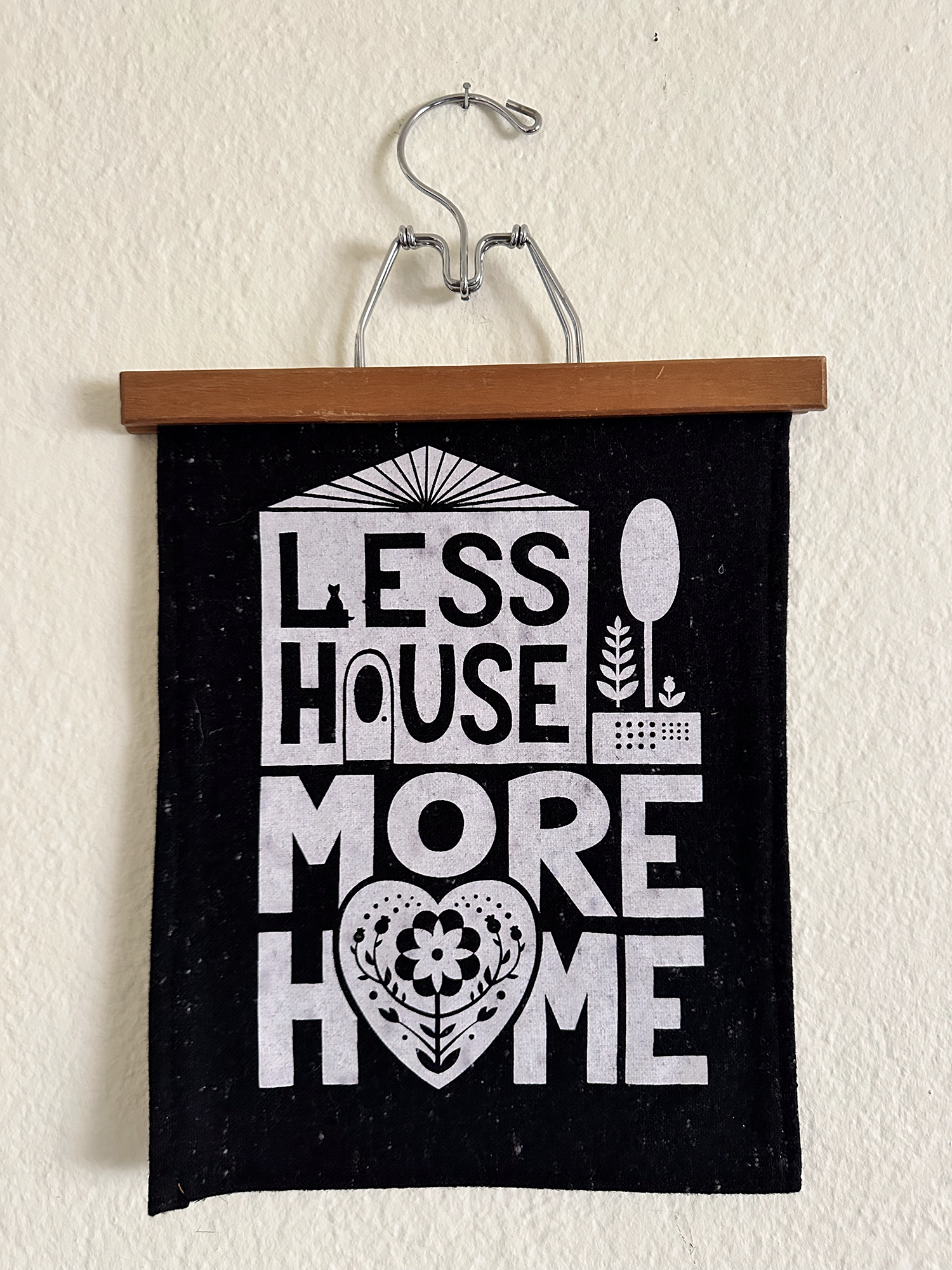 Less-House_black-1.png