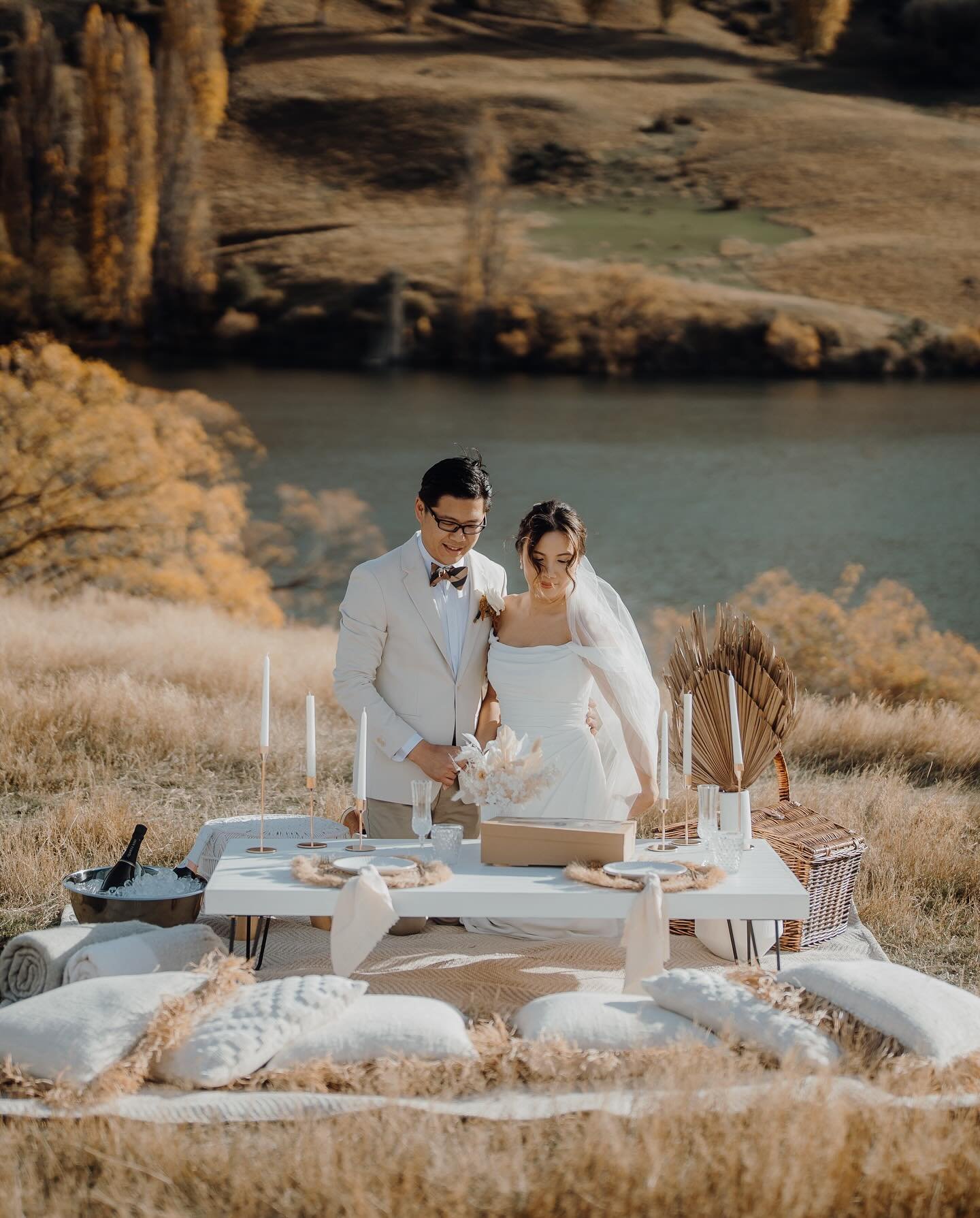 Dean & Celia | Queenstown Elopement | Thanks to @picniqueqtn for the gorgeous setup, featuring rustic florals and stunning props. Celia and Dean are so lucky to have this beautiful moment captured.
Wedding planner / Photo & Video @koukiwedd