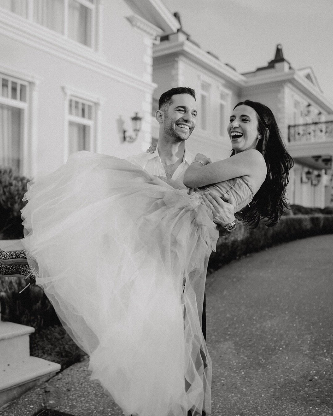 Waled pulled off the ultimate surprise, leaving Rosemary completely speechless at @lone_pine_estate. A moment they’ll cherish forever. 🥹💍 Big congratulations to the newly engaged lovebirds! And wow stunning florals and styling by @stylishwedd