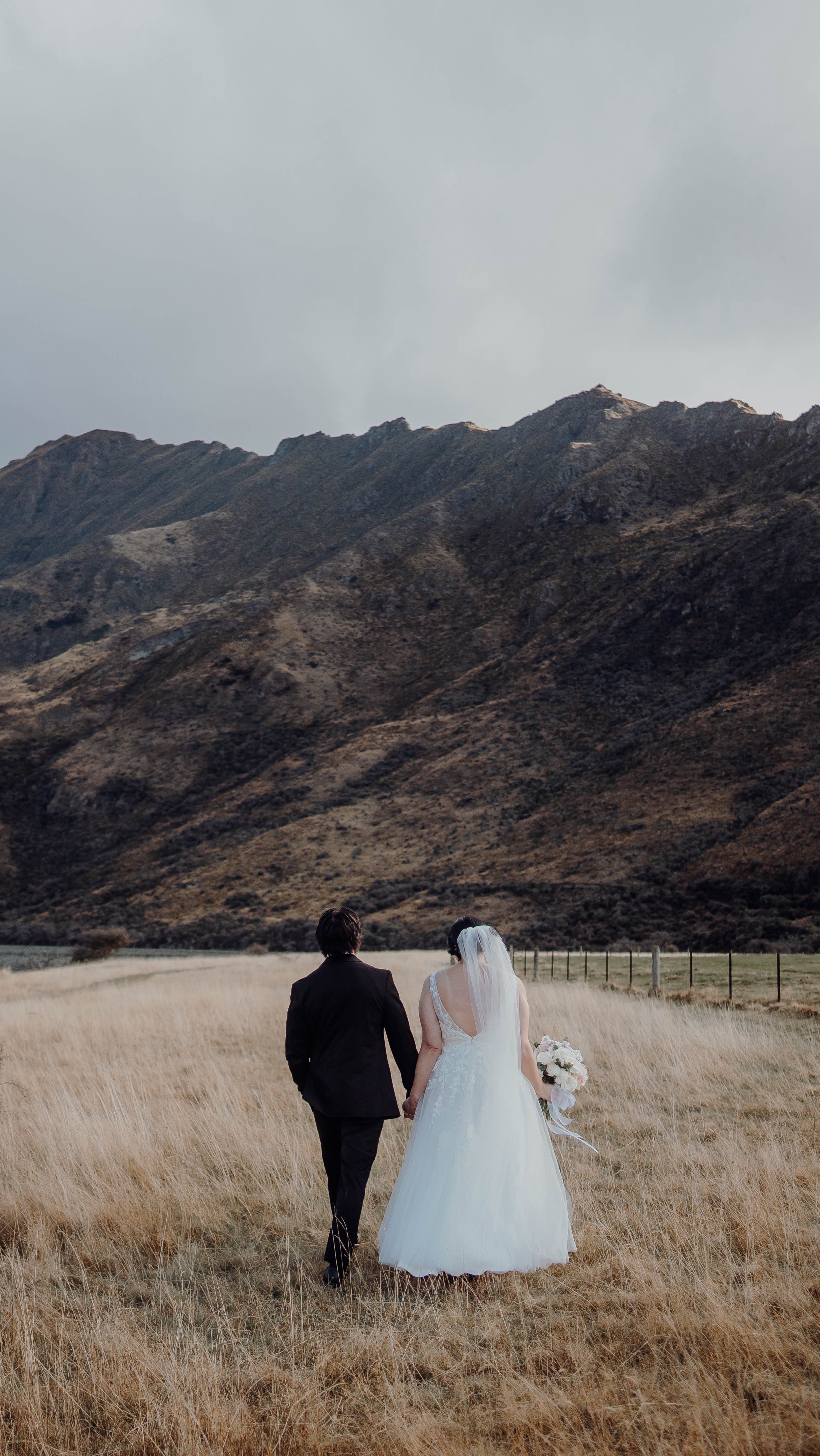 This is what a 5-hour Kouki elopement Wedding with us looks like from relaxed beginnings to a wild, unforgettable “just us” ceremony in the sky.β
β
Sade & Daniel flew in from the Gold Coast to elope in beautiful Queenstown. We kicked
