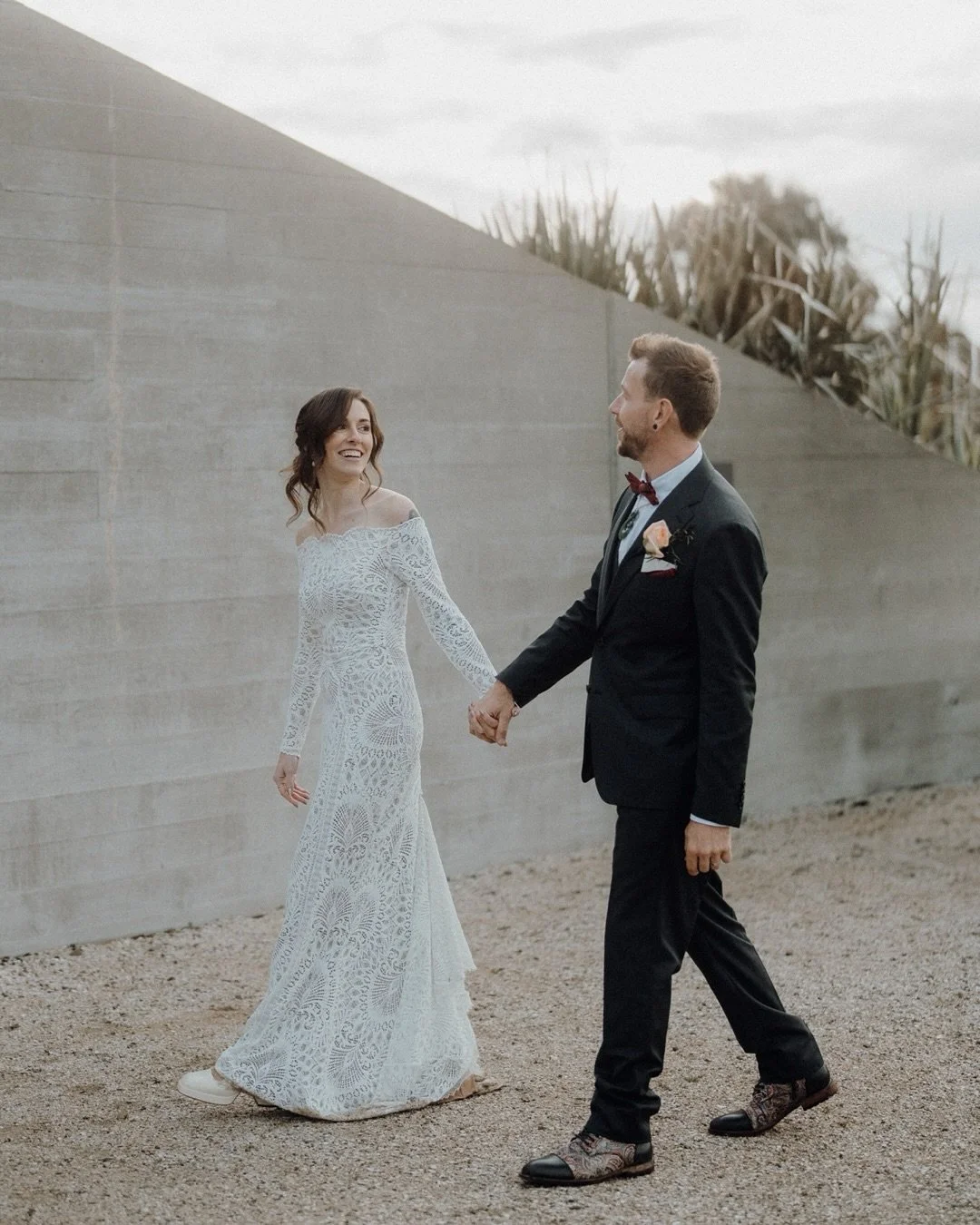 2025 really said “Let’s make every weekend iconic” 💥 and Chloe & Jason delivered.
These two legends tied the knot at Kauri Bay and it was everything — ocean views, funky‑dressed guests, a family that was down to earth and