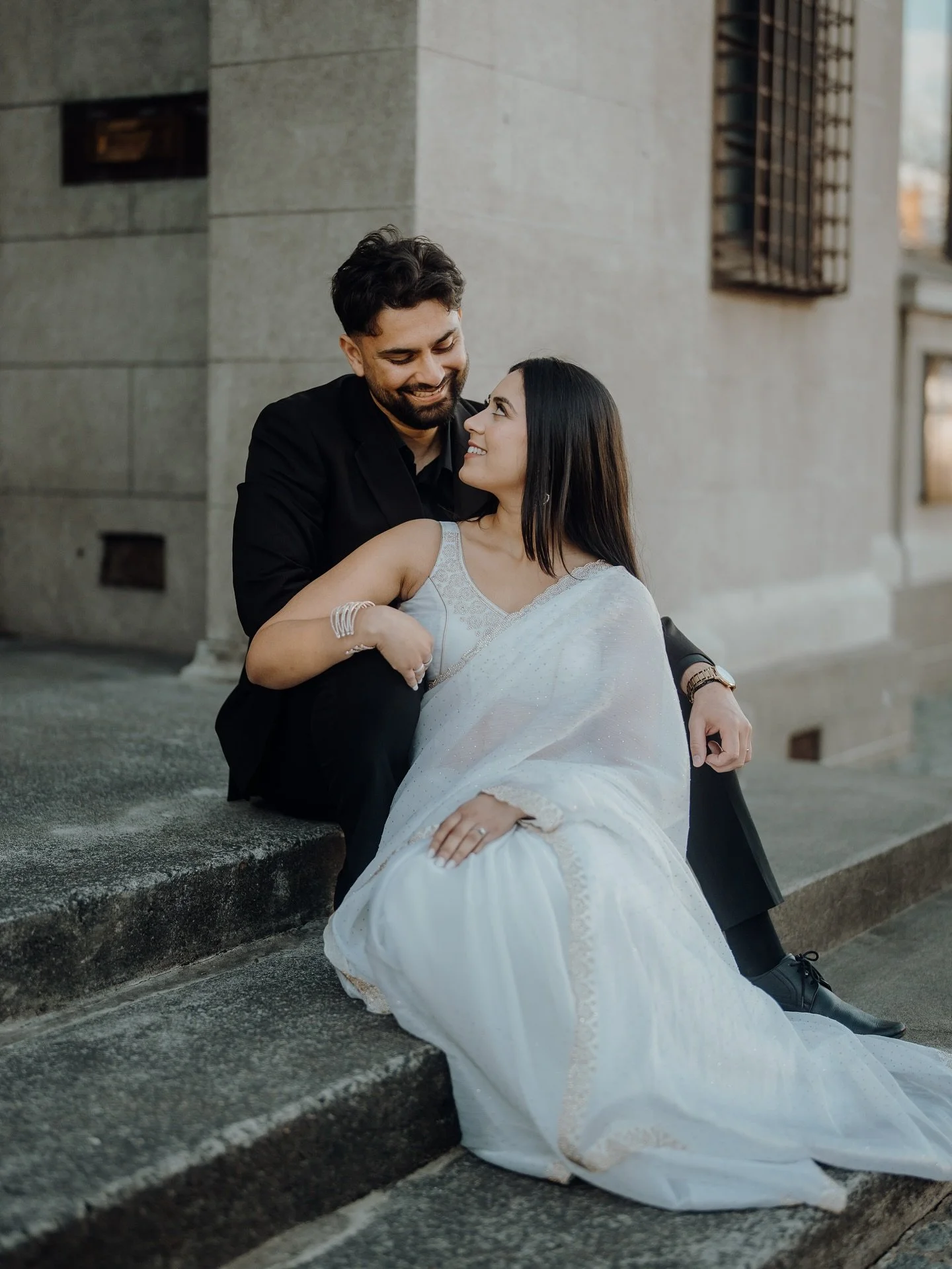 Over the weekend on Sat, the forecast promised rain… but instead we got clear skies and all the fun vibes! 🌤️ Bhavik & Arti turned Auckland CBD into their playground. Cozy chaos, laughs, and pure couple goals ❤️
Photo: @koukiweddingsnz