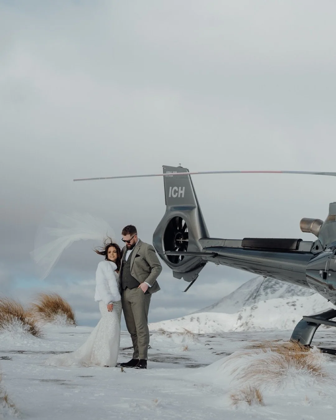 Here are a couple of beautiful frames from Manar & Sam’s post-wedding shoot up on The Remarkables Spur ❄️🚁. We flew high above Queenstown, landing on fresh snow with the most breathtaking views over the lake and mountains. It was cold, win
