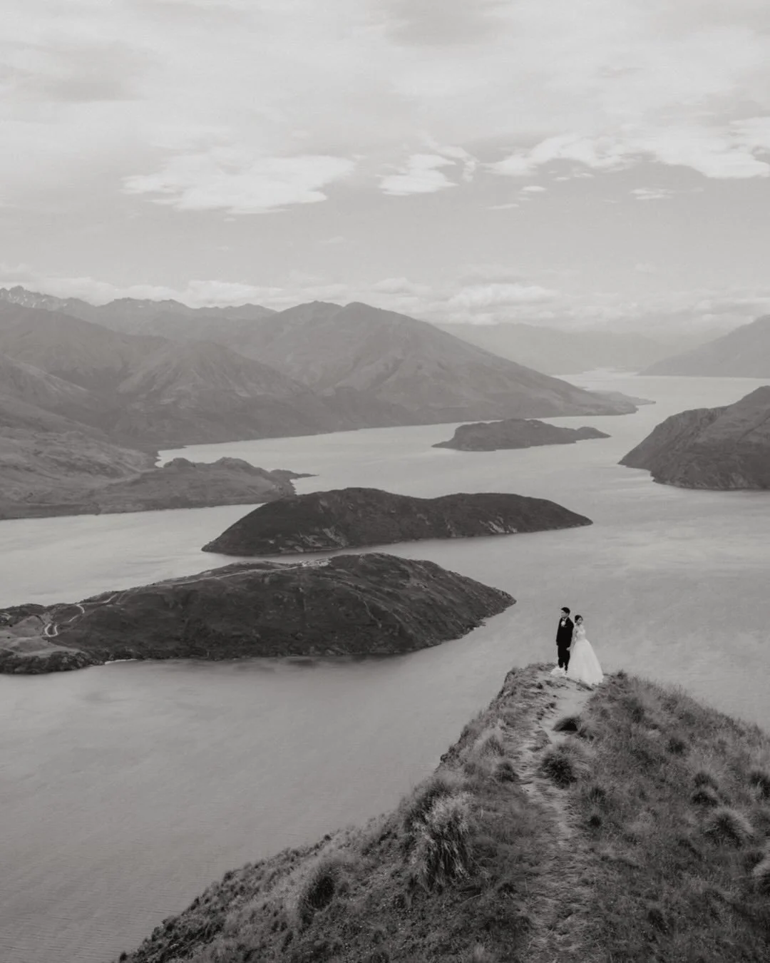 One of my favourite spots in the world&hellip; 🏔 and they travelled all the way to experience it.

Tetsuya &amp; Yuka adventured out to NZ for their Timeless Adventure NZ Finest session at Coromandel Peak. Truly one of the most adorable couples, bri