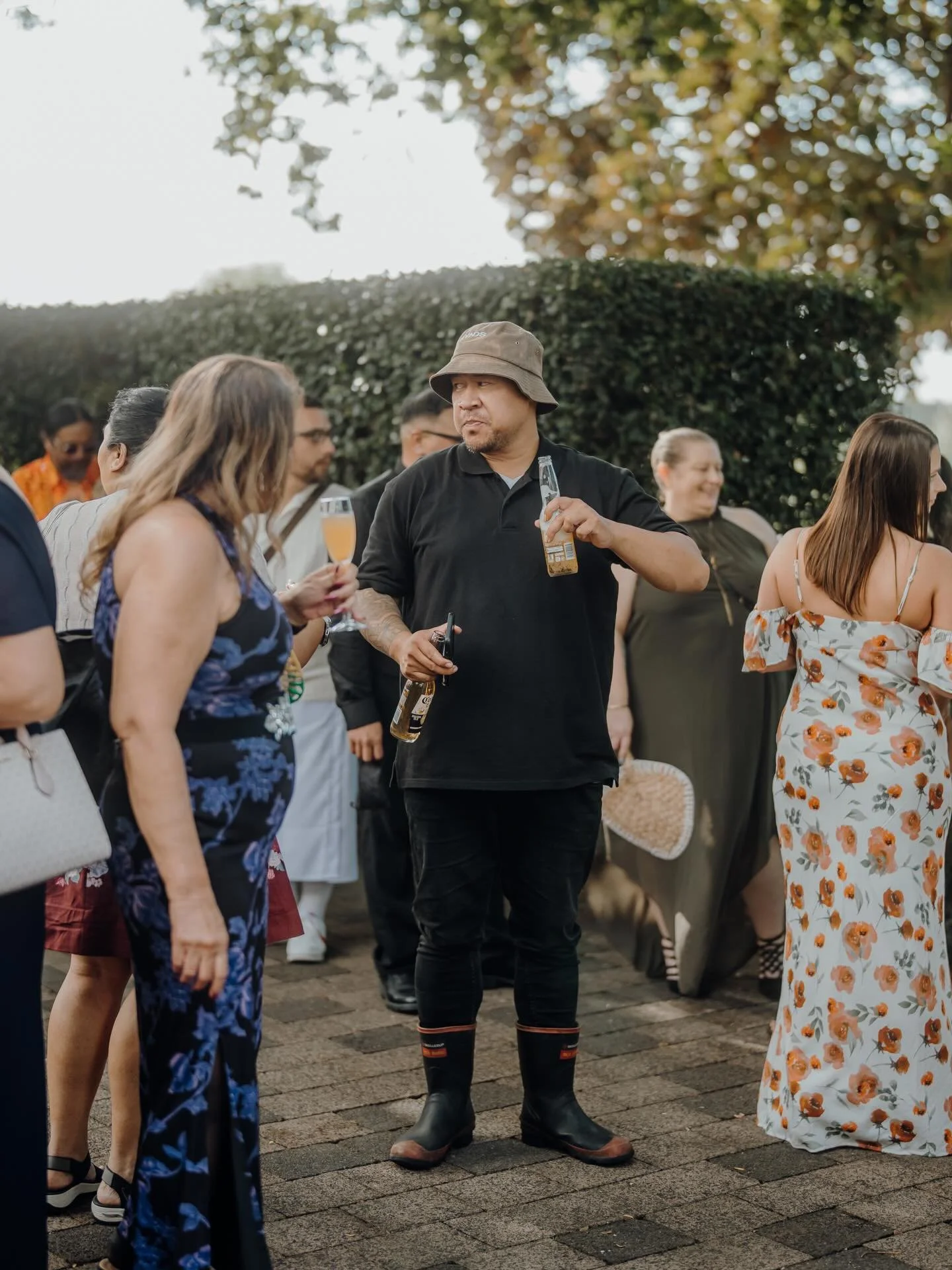 Not gonna lie&hellip; This is one of the best wedding guest attires I&rsquo;ve seen. Is he here just for booze or could be at wrong party? 😂😂 @ronilavatai 

#kiwiwedding #weddings #weddinginspo #aucklandweddingphotographer #gumboots
