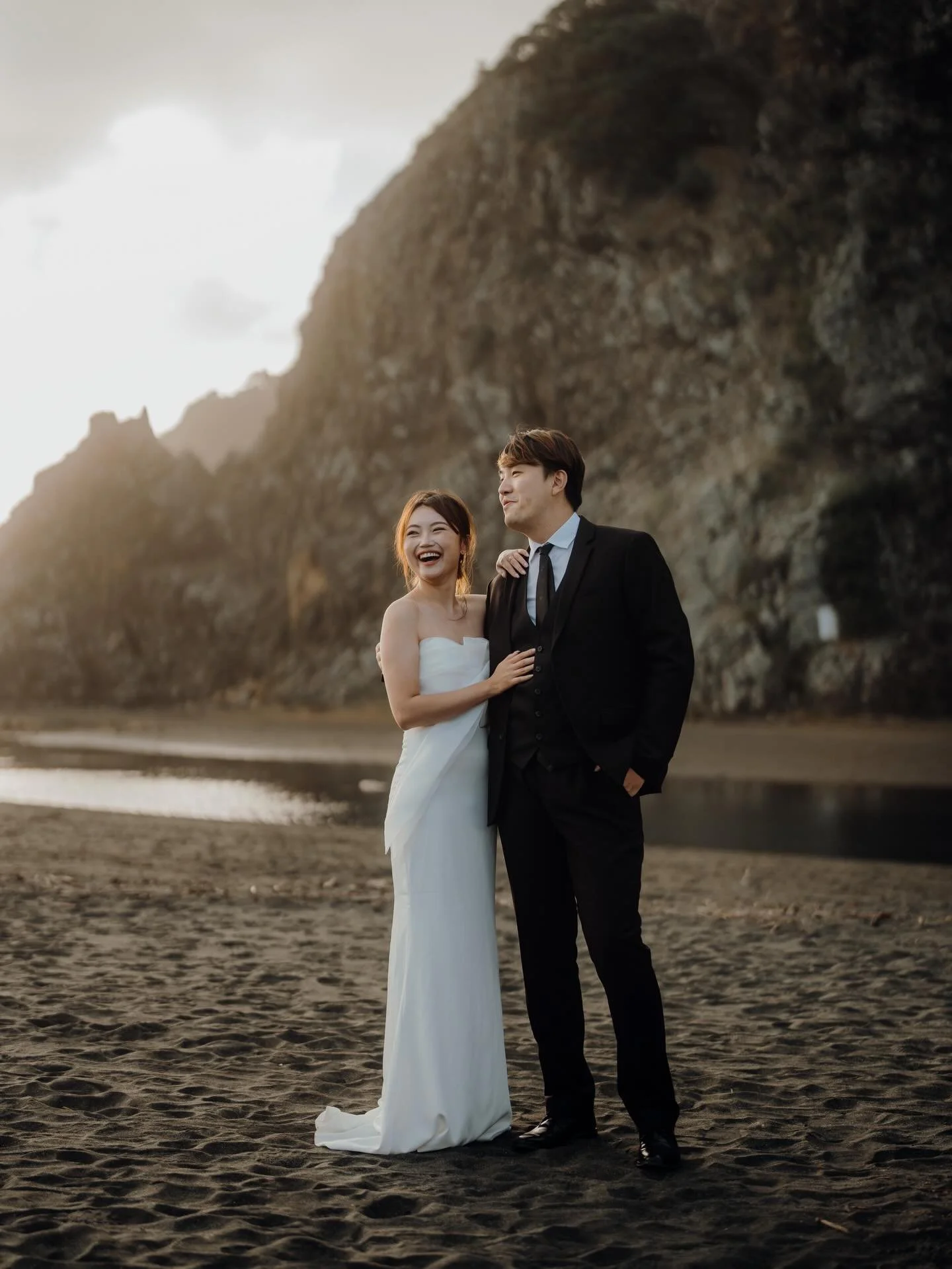 &ldquo;We&rsquo;re kinda shy in front of the camera&hellip;&rdquo;
YeahNah! &hellip; that lasted about 1 minutes 😄 We headed out west to Karekare Falls and Karekare Beach, and from the moment we started, their energy just kept building. laughs, litt