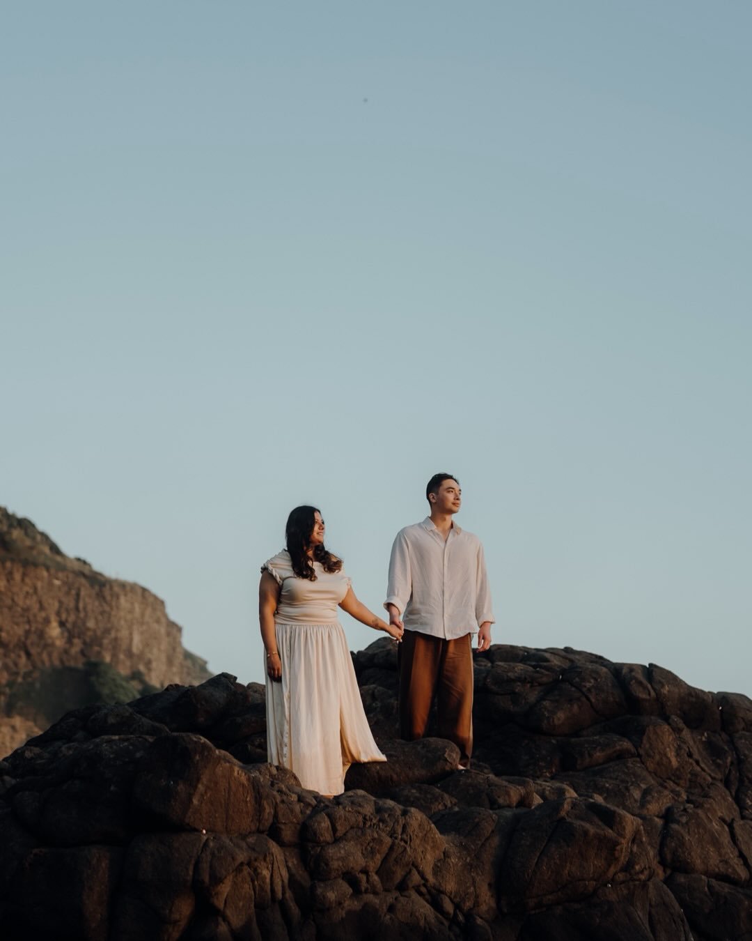 Still running on pure jet lag after landing back in Auckland yesterday morning 😮&zwj;💨✈️ But the madness continues&hellip; went from the urban city vibes straight into the stunning beach vibes of Muriwai Beach, Auckland with Joel &amp; Ameisha 🌊☀️