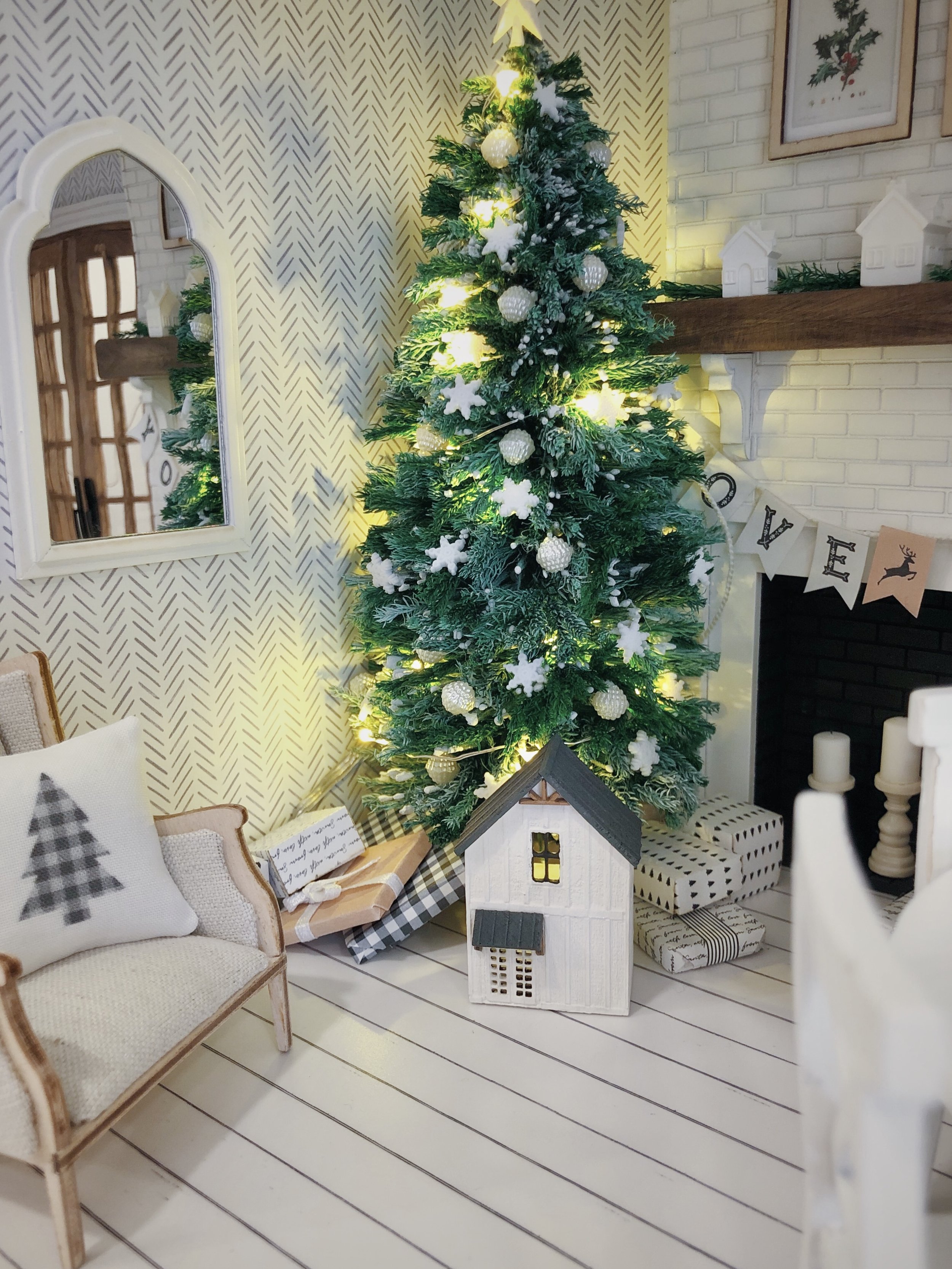Dollhouse Miniature 1:24 Scale Christmas Tree Wallpaper 