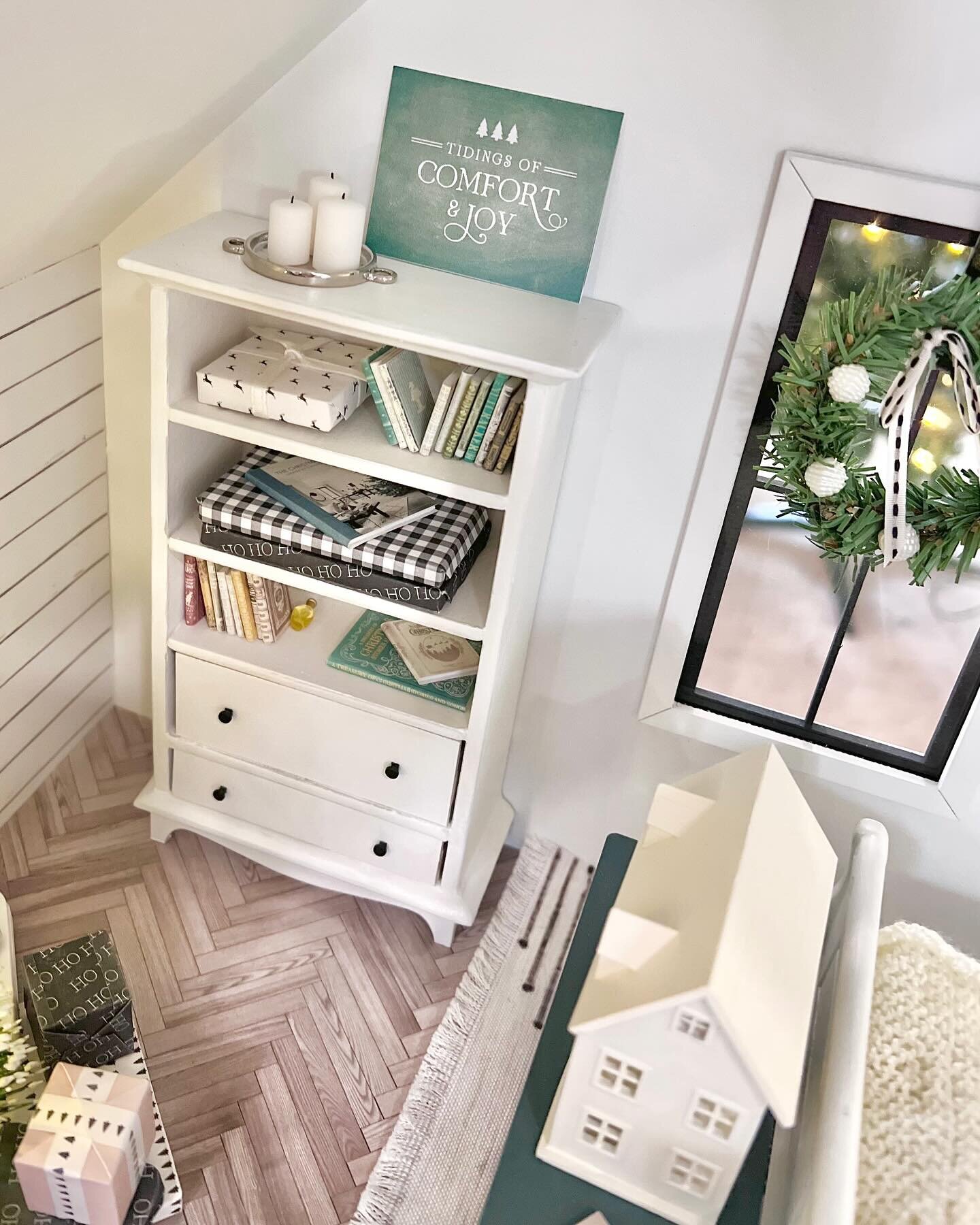 Anyone else dreaming of a bookish Christmas? In this #MiniModernHolidayHouse we filled a miniature bookcase with holiday tomes and wrapped a few extras to create a festive literary escape. 📚🎄 🏠