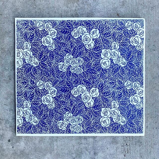 Transfer test complete and a success! 12&rdquo;x13&rdquo; in med blue and 9&rdquo;x18&rdquo; in black. Both with a border for added visual interest .
.
.
.

#underglazetransfer #playingwithclay #tilemaker #handmadetile #minnesotamade #minneapolisarti