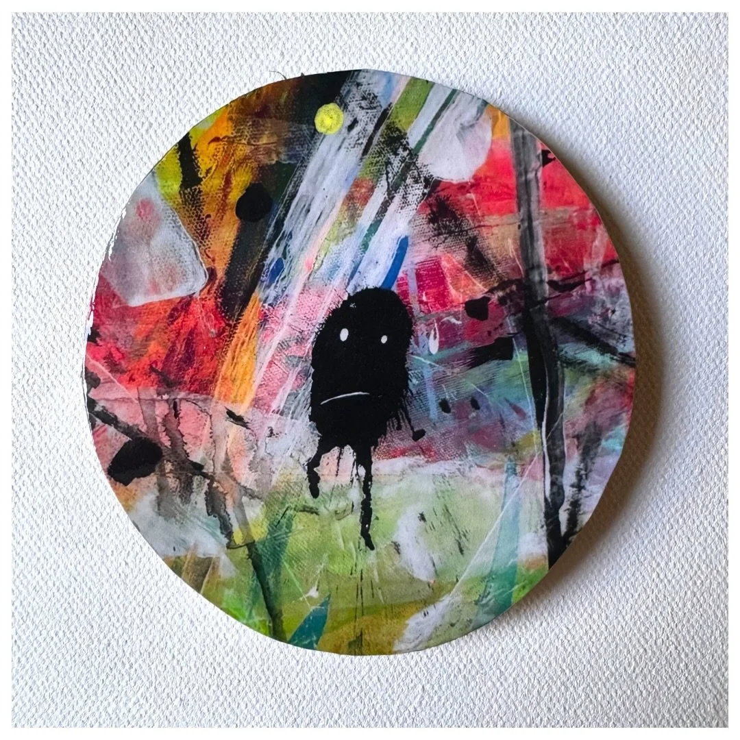 &ldquo;The horrors persist, but so do I&rdquo; roundie is ready for their &ldquo;hole&rdquo; to hang on the wall and/or a tree. There will be 2-3 of these available soon. This one feels very 2025 to me, anyone else?! 🫣🌈🩵 

(The yellow dot above th