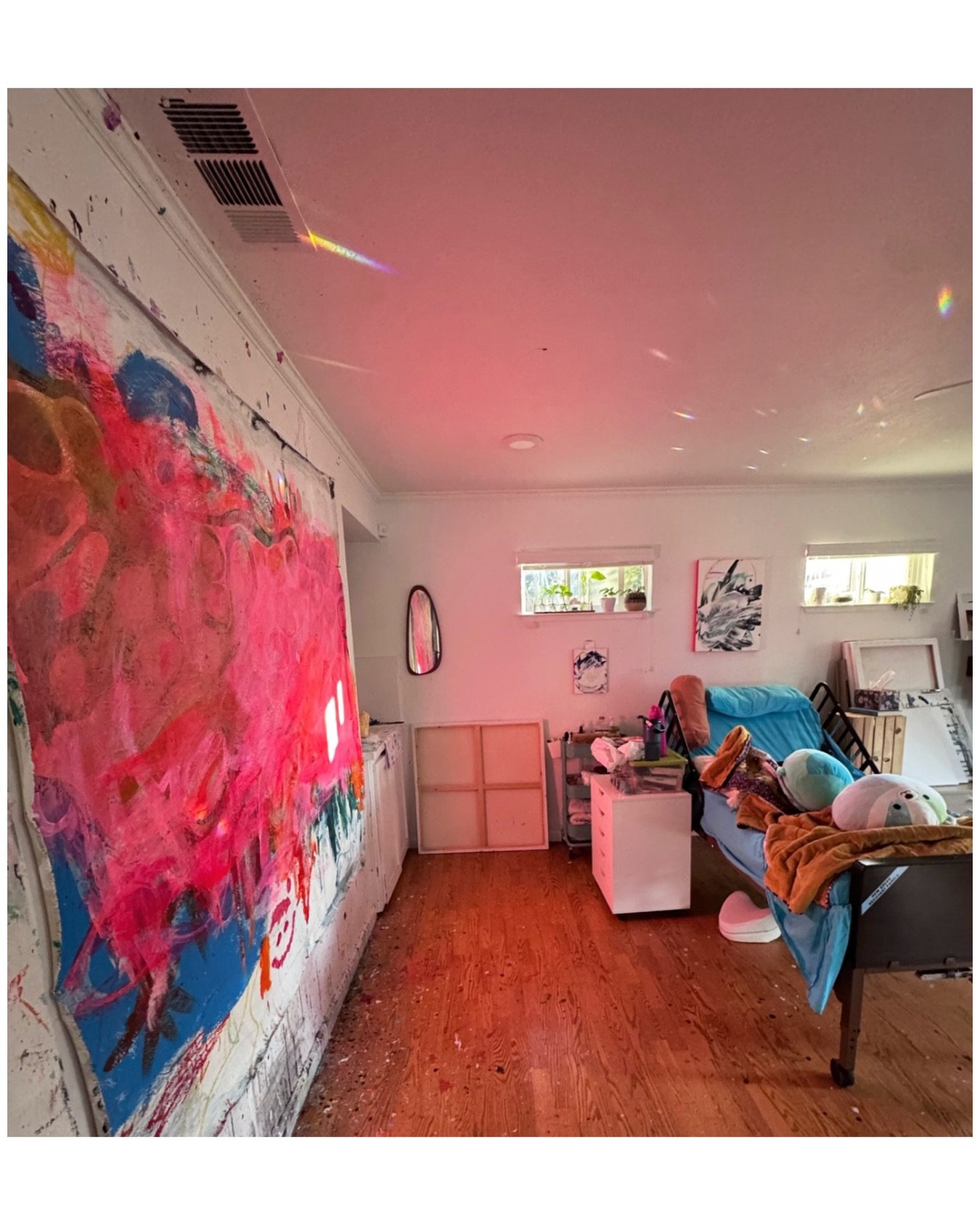 Pink was the right choice for today&hellip;I&rsquo;m upright more but still rocking this hospital bed in the art studio. 🩷💫🌈 

#pinkglow #pinkart #pinkinspired #wallprism #artstudio