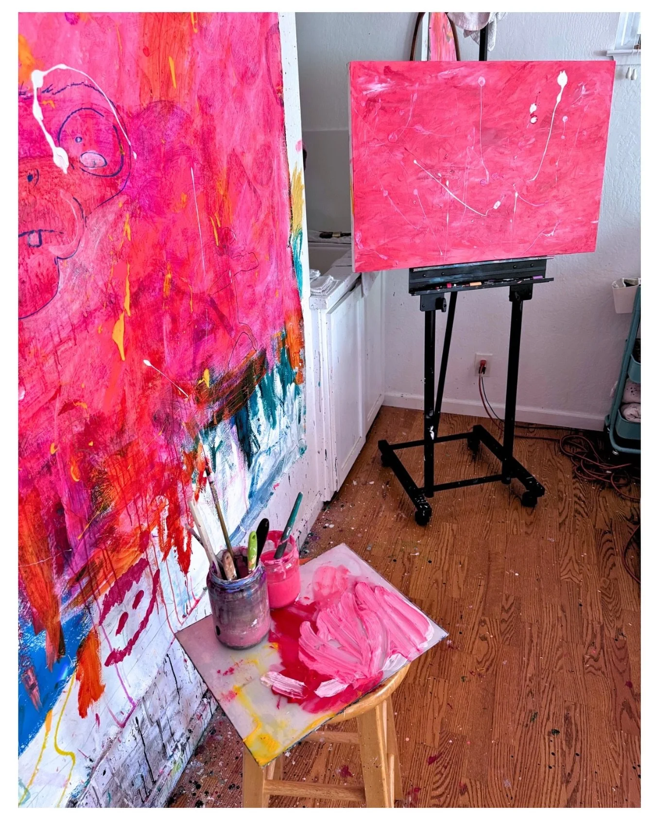 It&rsquo;s been a hot pink situation over here. I haven&rsquo;t painted for a minute for myself&hellip;it&rsquo;s been more @artyourgrief work, tending to some things that have needed attention and processing. 

The raw canvas on the wall became a li