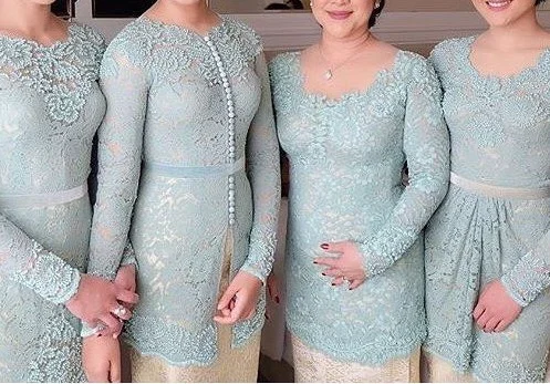 MERAWAT BUSANA KAIN BROKAT
