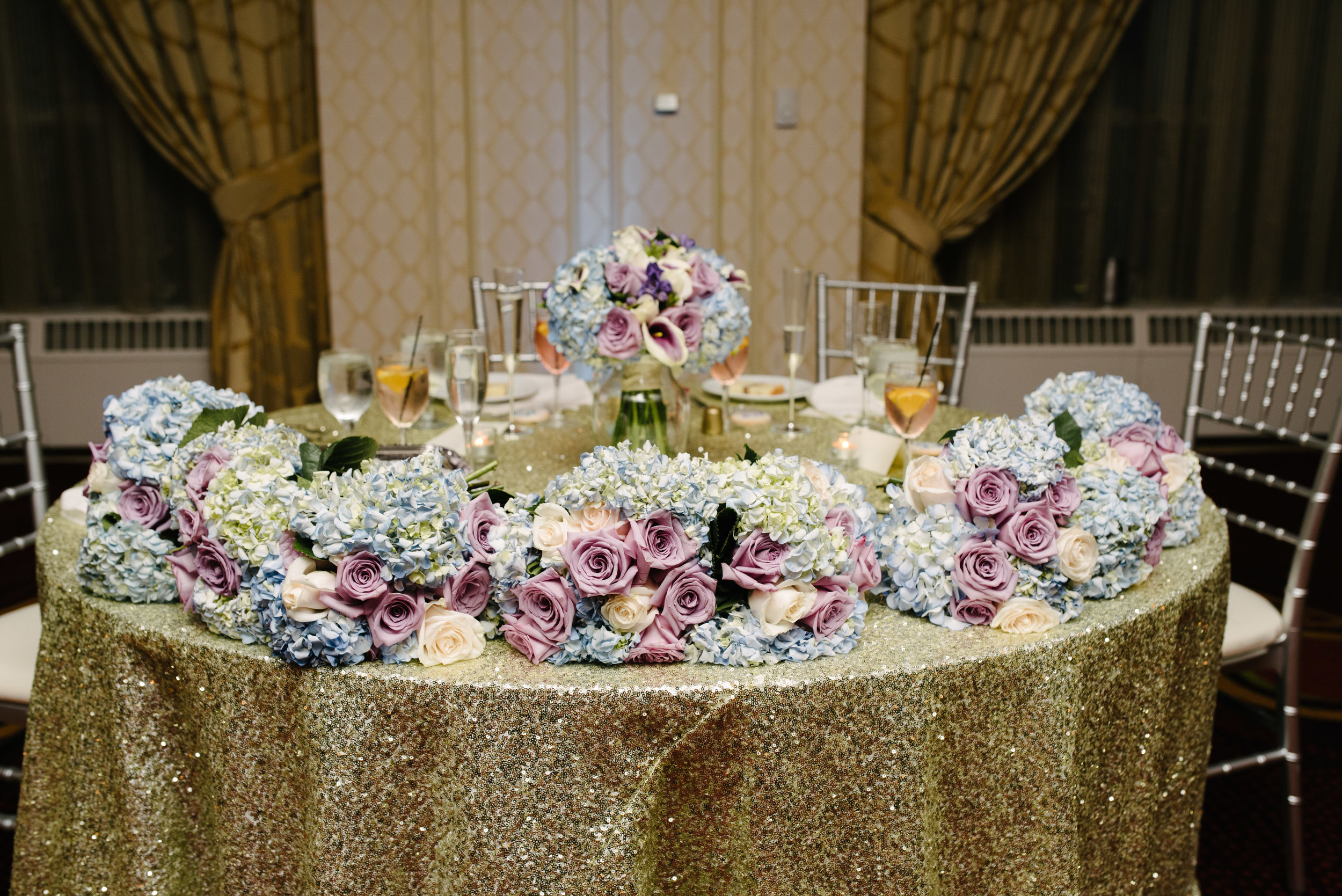 Purple and blue hydrangea on sweetheart table // The Miner Details weddings