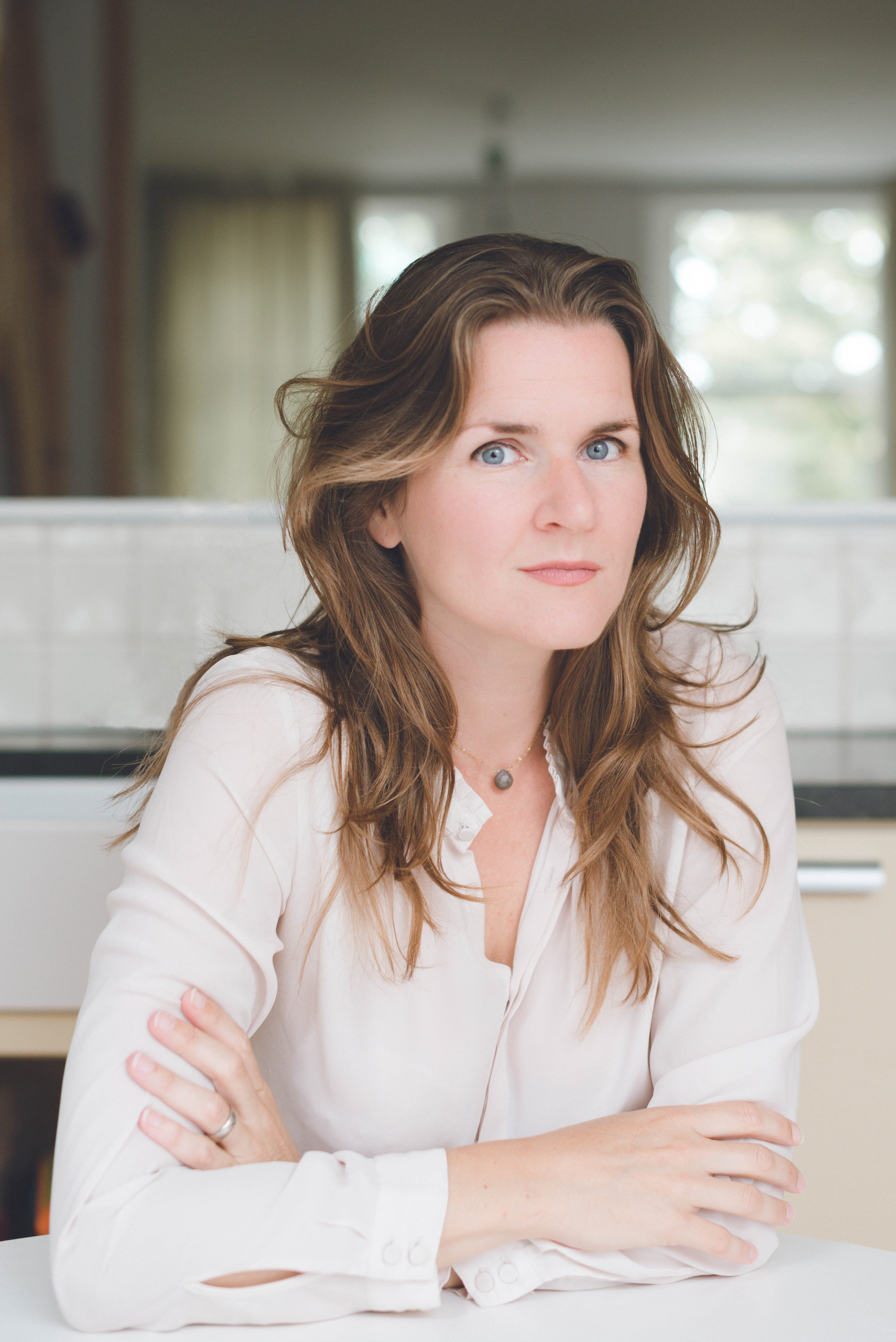 Een Rotterdamse horeca onderneemster gefotografeerd aan haar eettafel